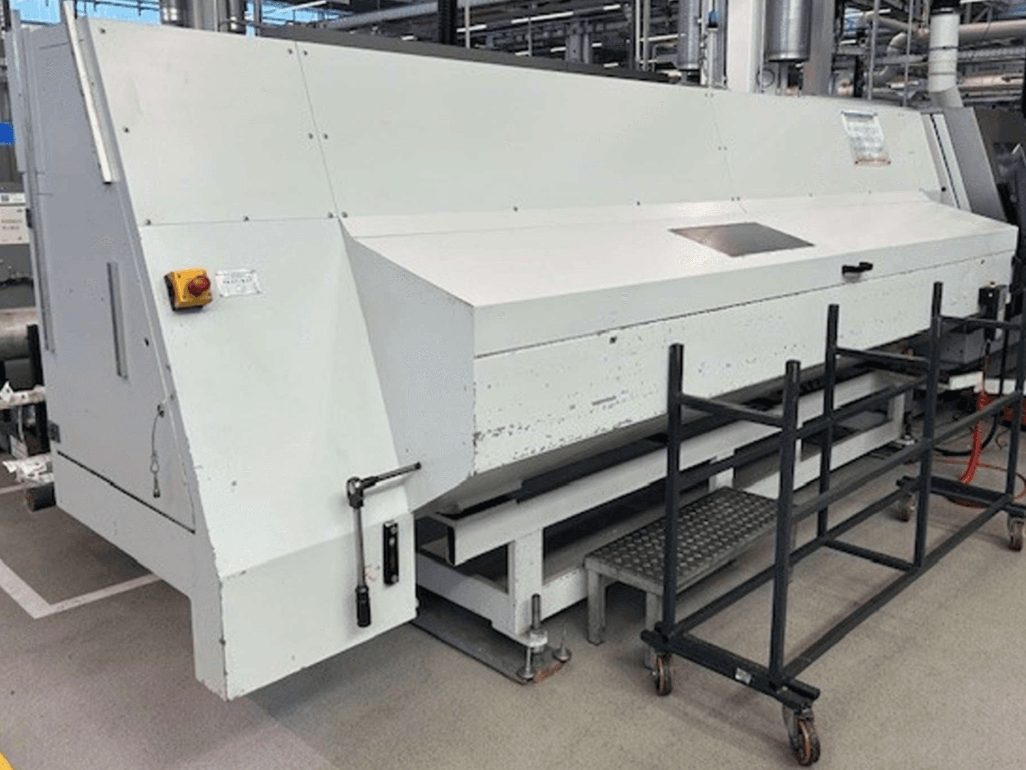 Sukimo frezavimo centras Index G 200 RATIO LINE iš šono, su baltu korpusu ir saugos valdymo įtaisais.