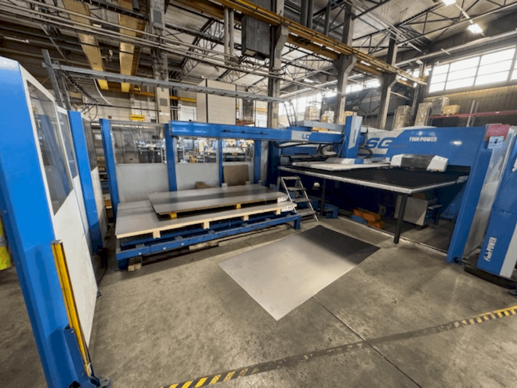 Finn-Power SG-6 Mašinos vaizdas iš priekio