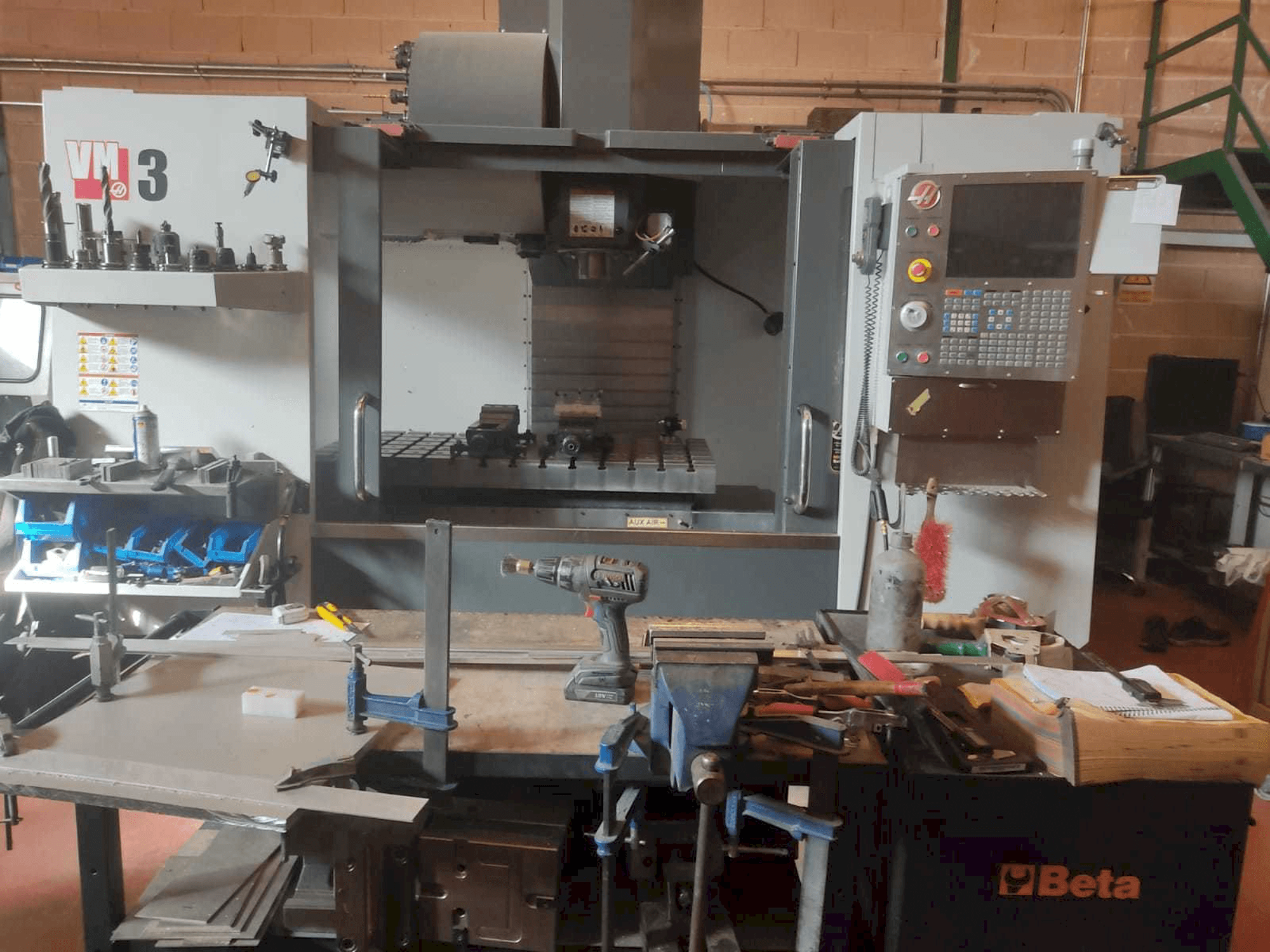 HAAS VM-3 Mašinos vaizdas iš priekio