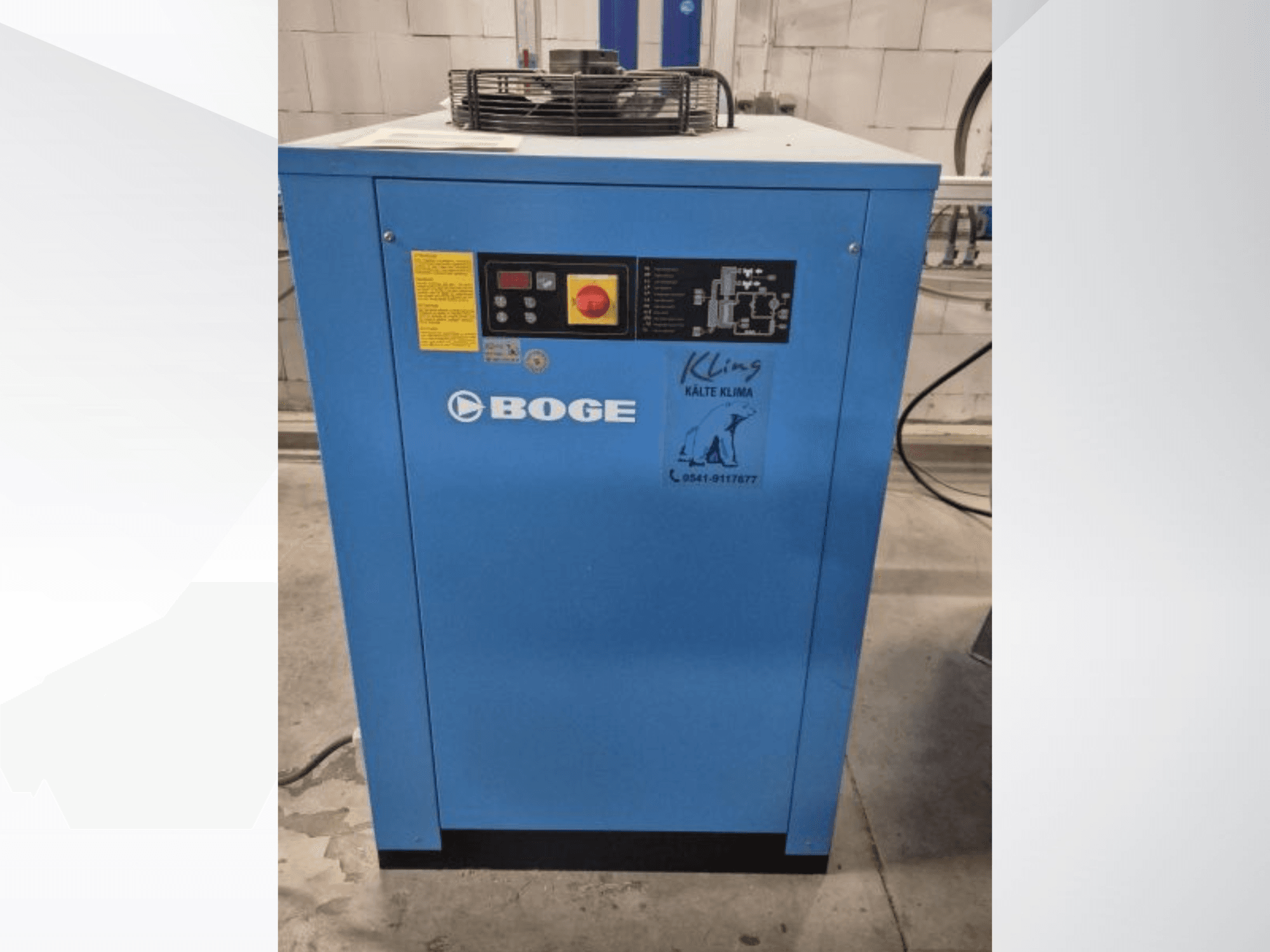 Mėlyno pramoninio šaldymo įrenginio BOGE S 111-4 vaizdas iš priekio su valdymo skydeliu ir įspėjamaisiais užrašais.