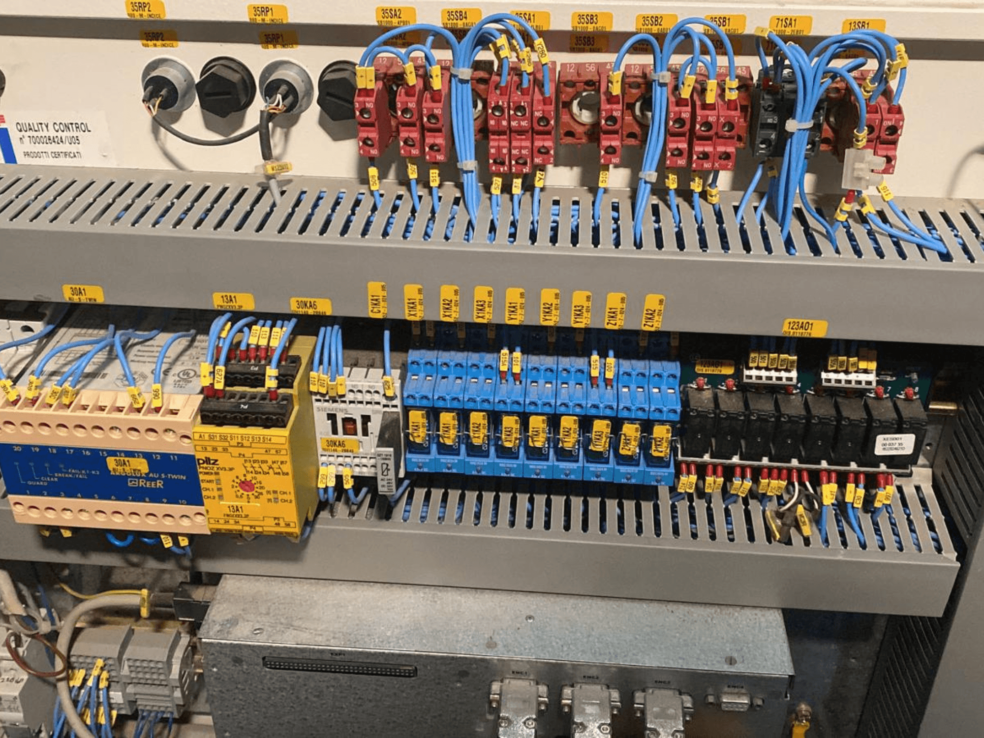 CNC medienos apdirbimo centras SCM PRATIX 48 NST valdymo skydelis su paženklintais laidais ir įvairiomis relėmis, vaizdas iš priekio.