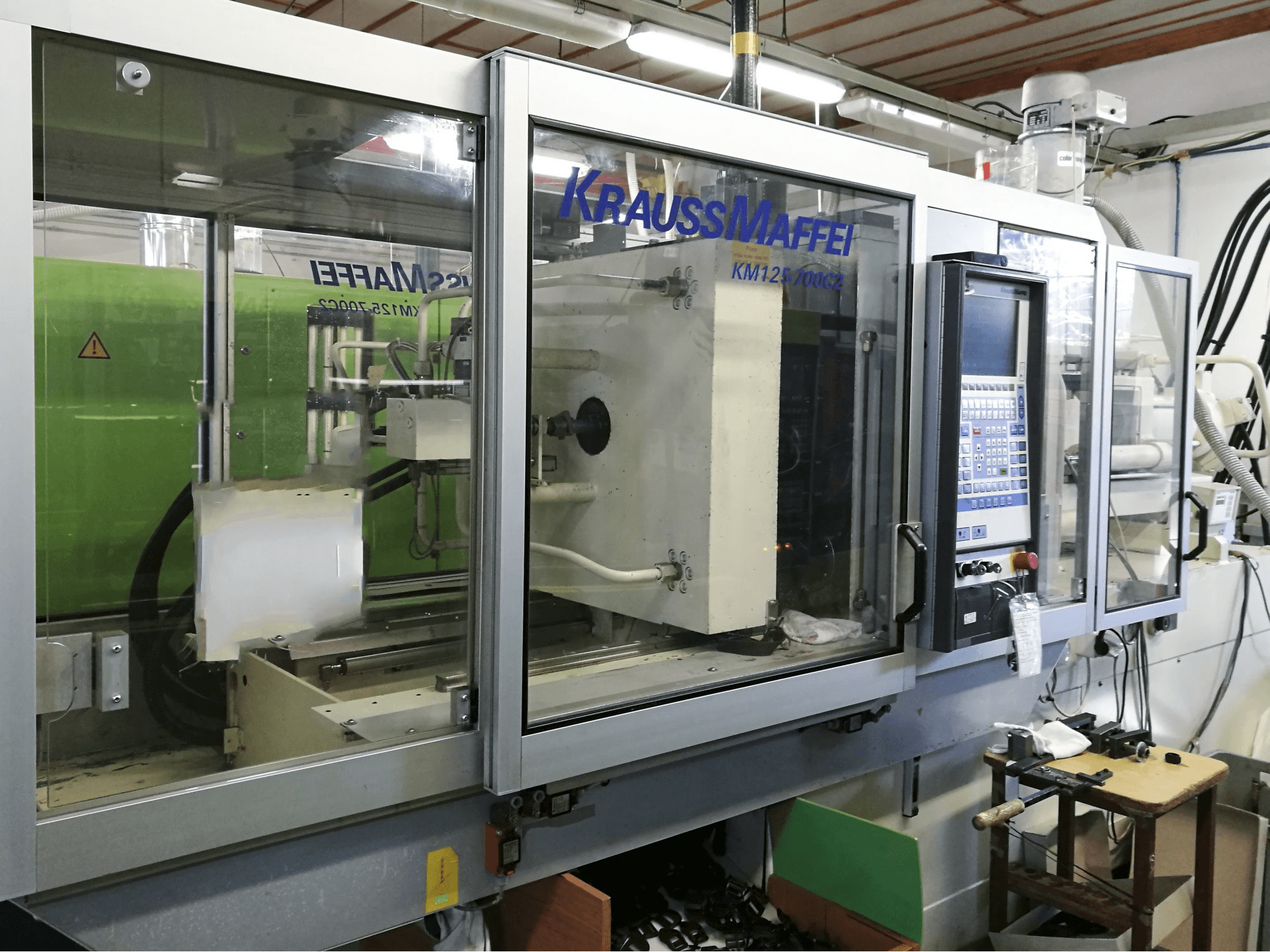 Krauss Maffei 125-700 C2 Mašinos kairės pusės vaizdas