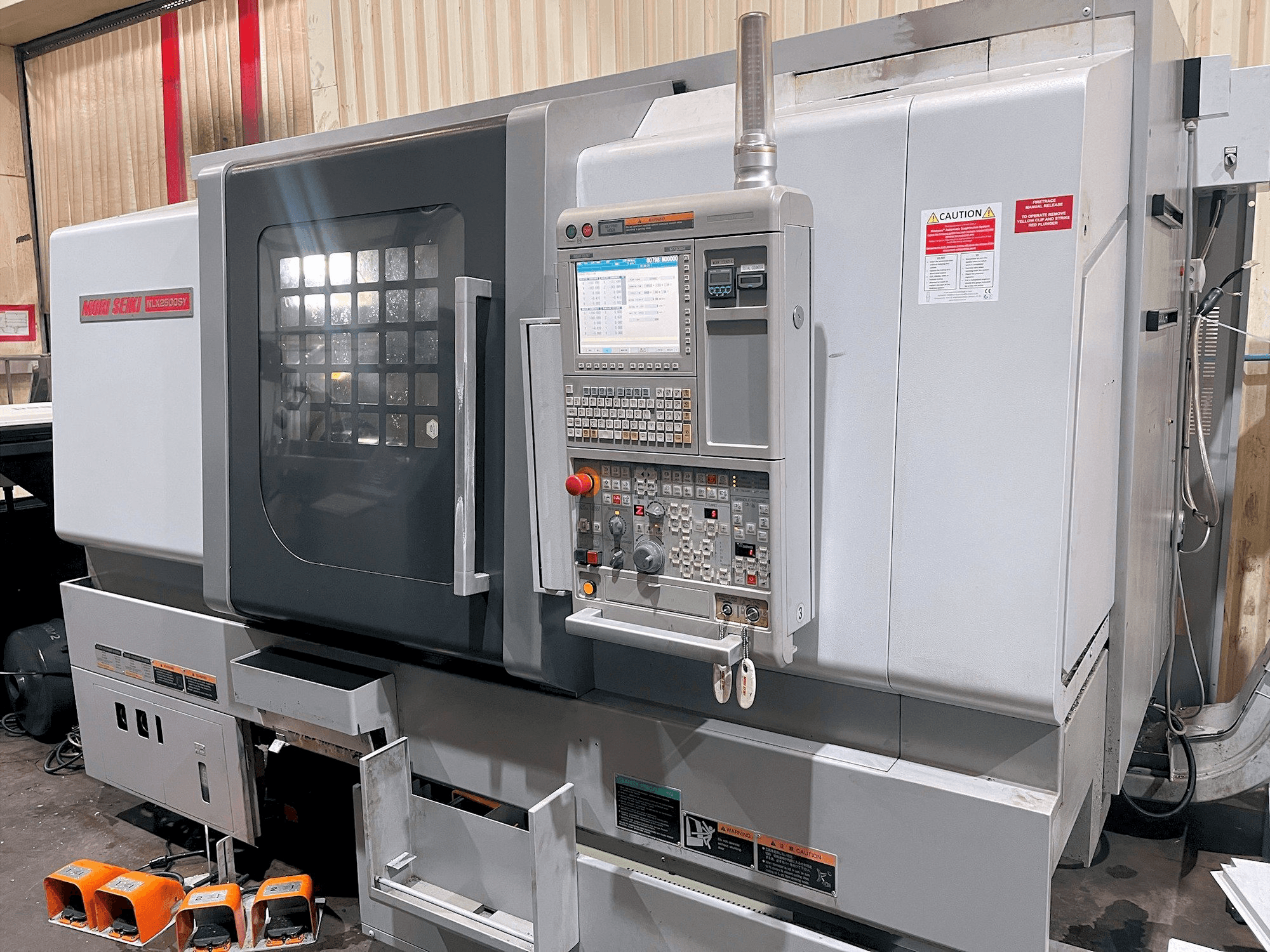MORI SEIKI NL X2500SY/700 Mašinos vaizdas iš priekio