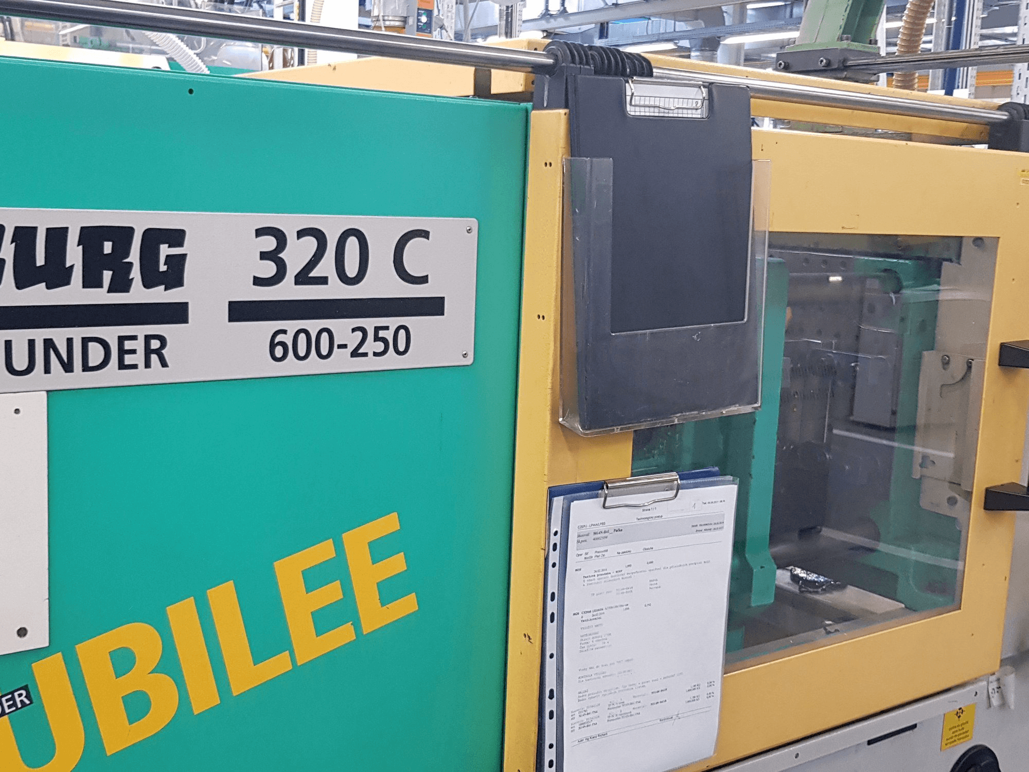 Arburg 320 C 600-250 Mašinos vaizdas iš priekio