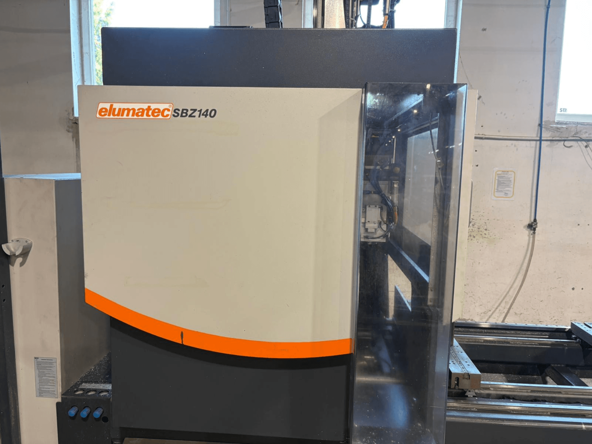 "Elumatec SBZ-140" vertikalusis apdirbimo centras, vaizdas iš priekio, kuriame matyti elegantiškas dizainas ir valdymo skydelio detalės.