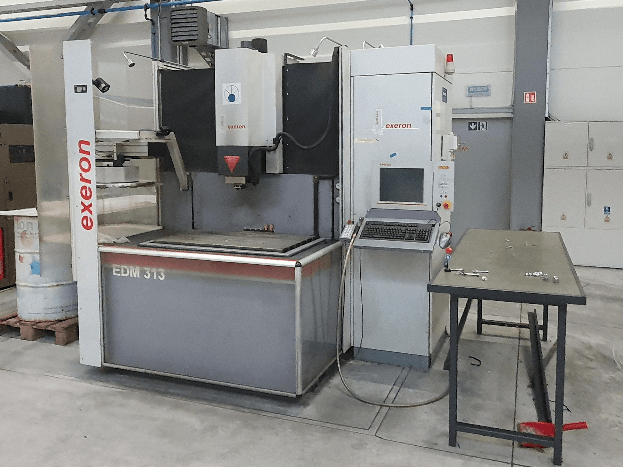 EXTRON EDM 313 Mašinos vaizdas iš priekio