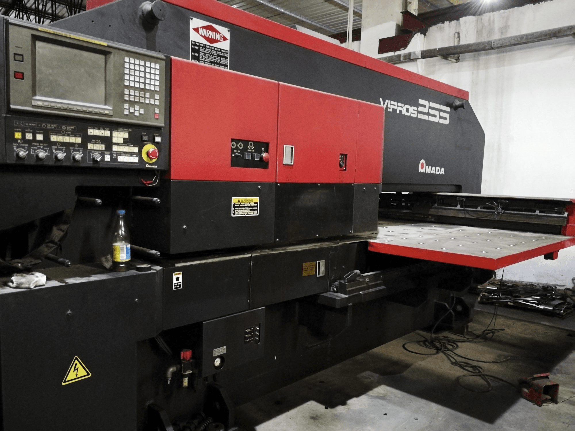 AMADA Vipros 255 Mašinos kairės pusės vaizdas