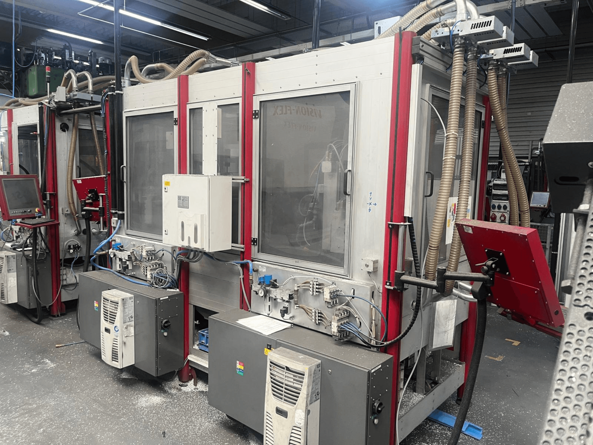 Portalinė frezavimo staklė „ISEL FlatCom M30 DoppelFlat 75-35“, vaizdas iš priekio, kuriame matomas valdymo pultas ir prijungtos žarnos.