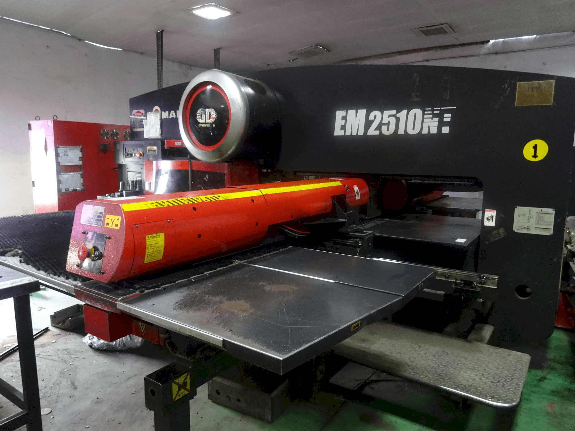 AMADA EM 2510 NT Mašinos vaizdas iš priekio