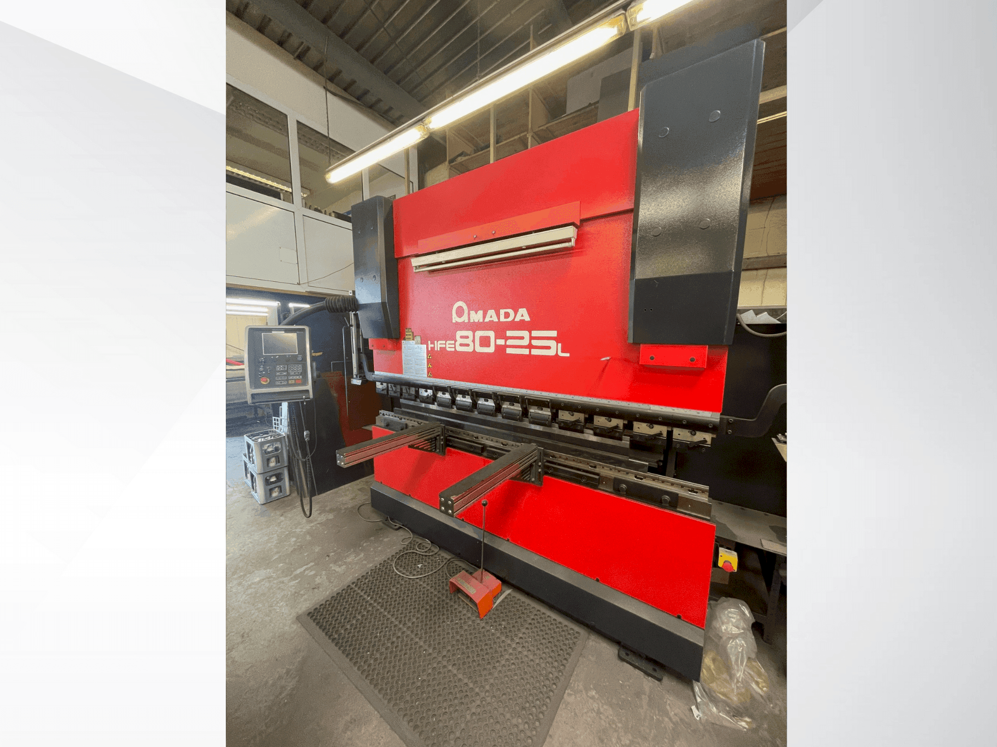 AMADA HFE 80-25 L Mašinos vaizdas iš priekio