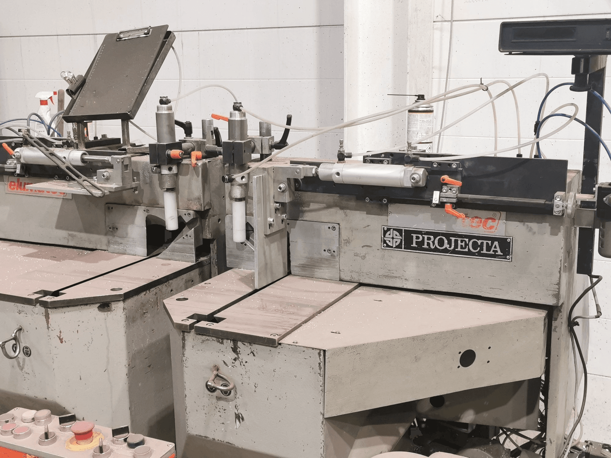 Elumatec DG 104 Mašinos vaizdas iš priekio