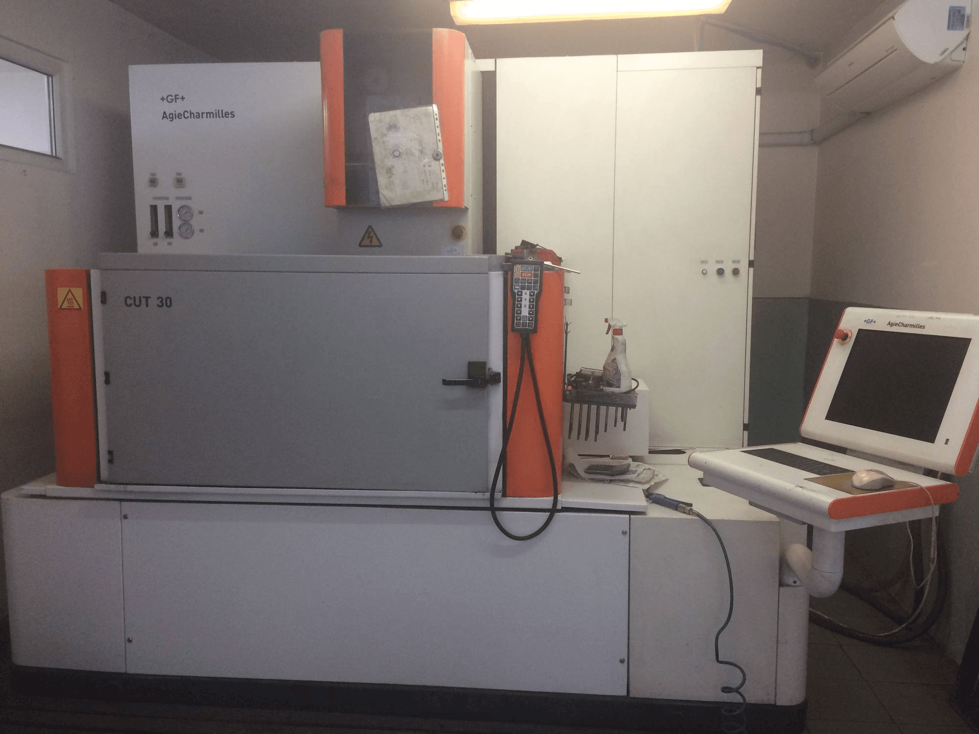 AgieCharmilles CUT 30P Mašinos vaizdas iš priekio