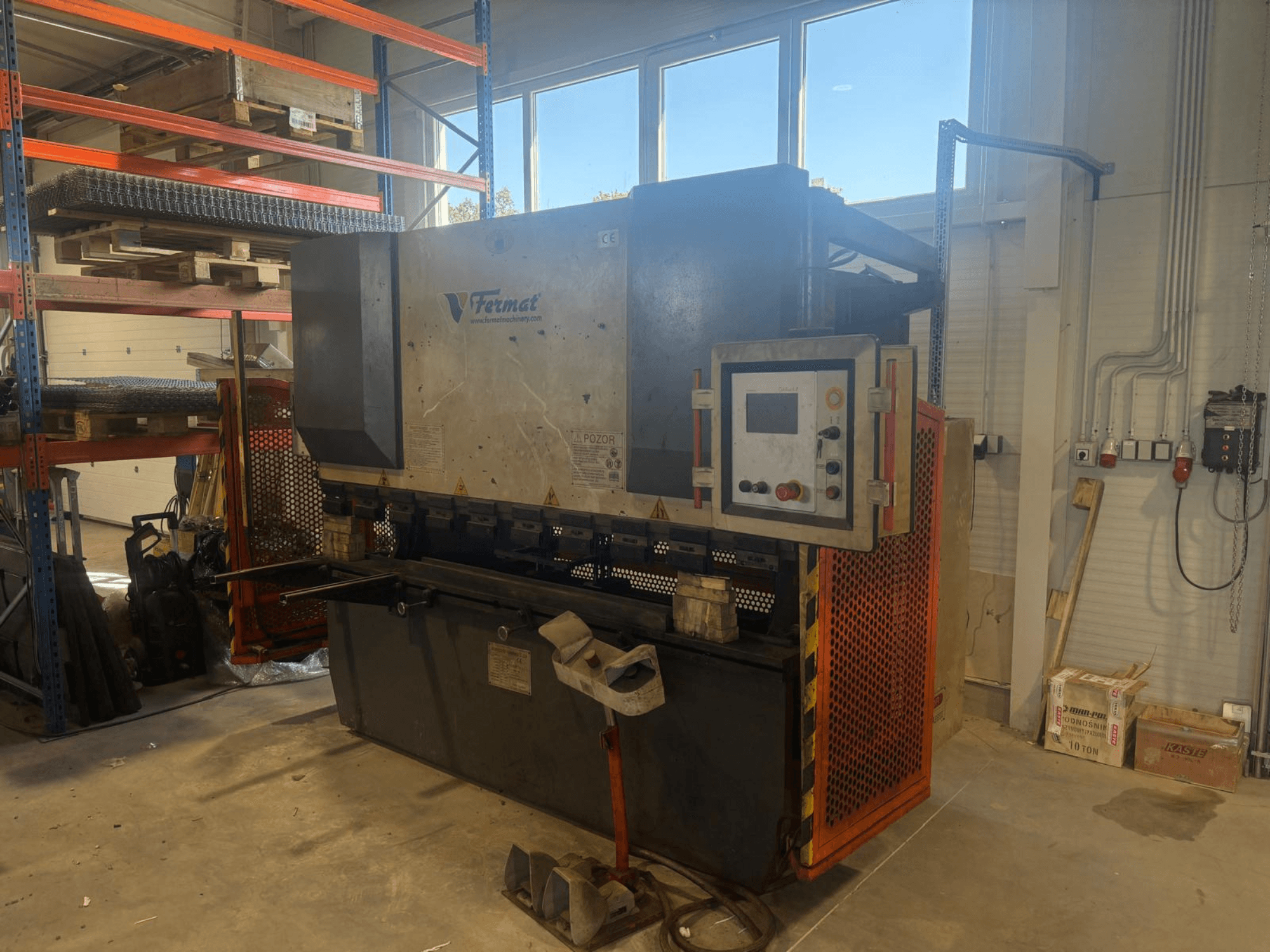 FERMAT CTOF 80/2500 CNC lenkimo presas, vaizduojamas iš šono, su valdymo pultu ir metalo lenkimo įrankiais.