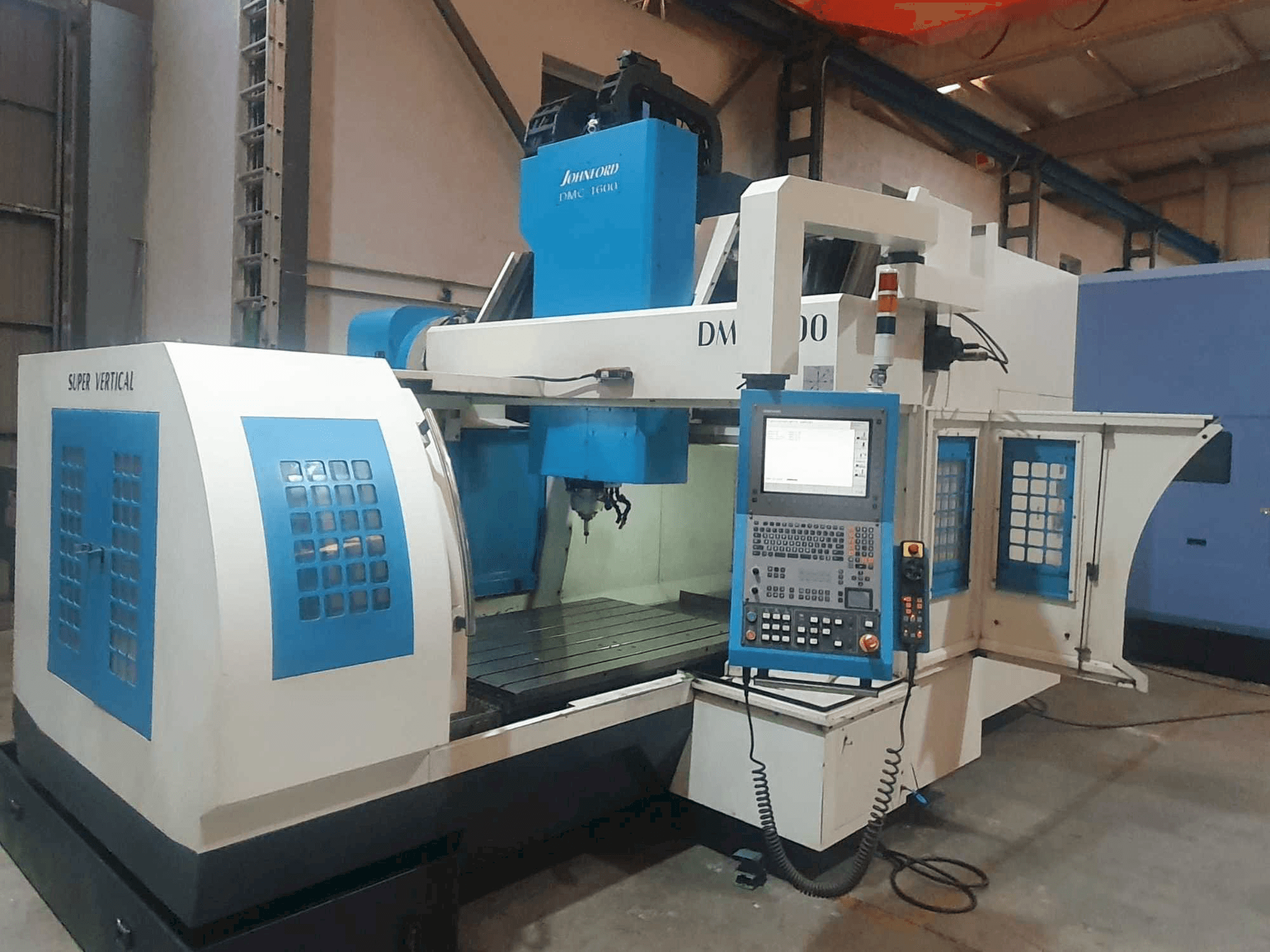 Johnford DMC-1600 Mašinos vaizdas iš priekio