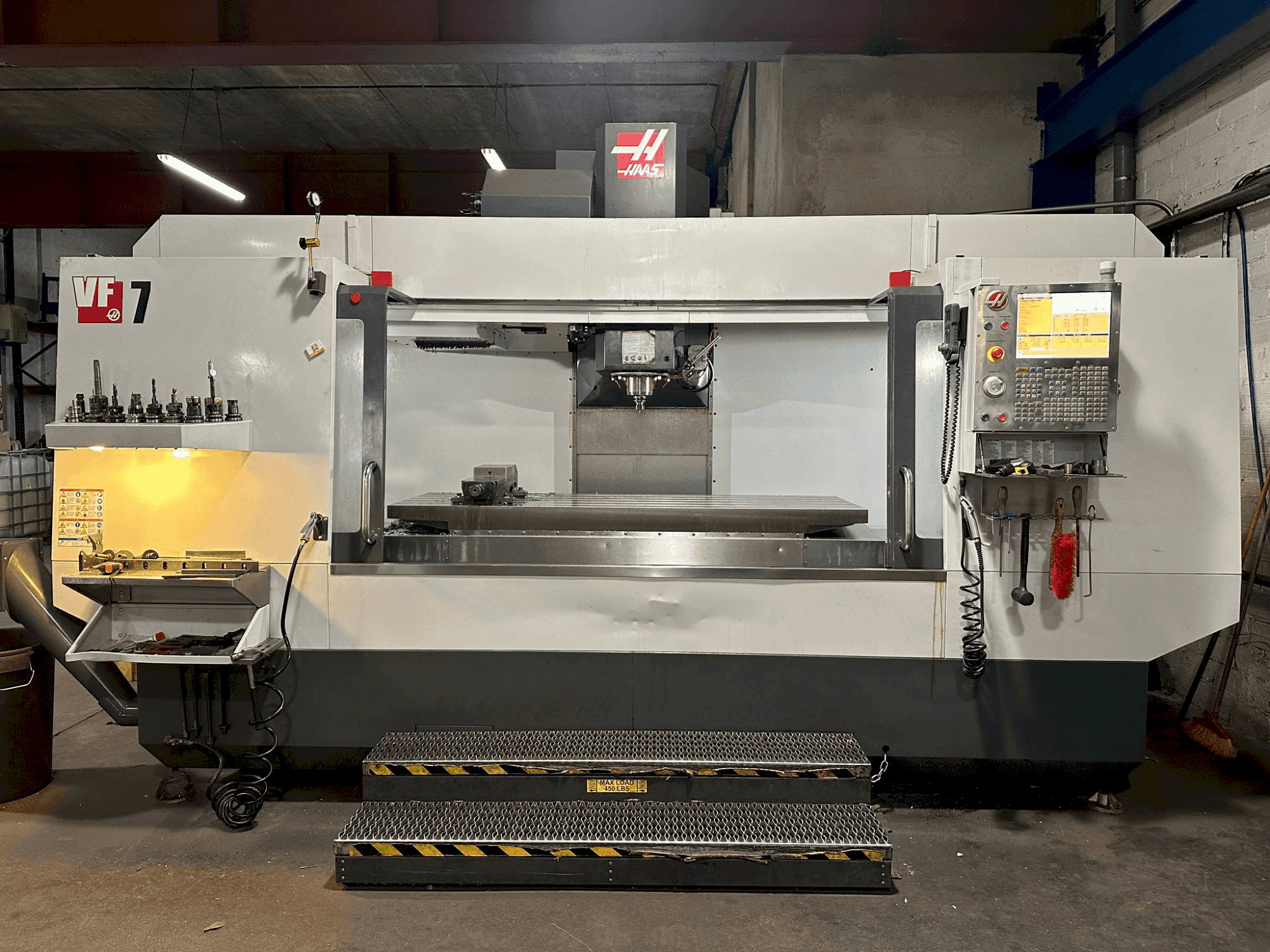 HAAS VF-7/40 Mašinos vaizdas iš priekio