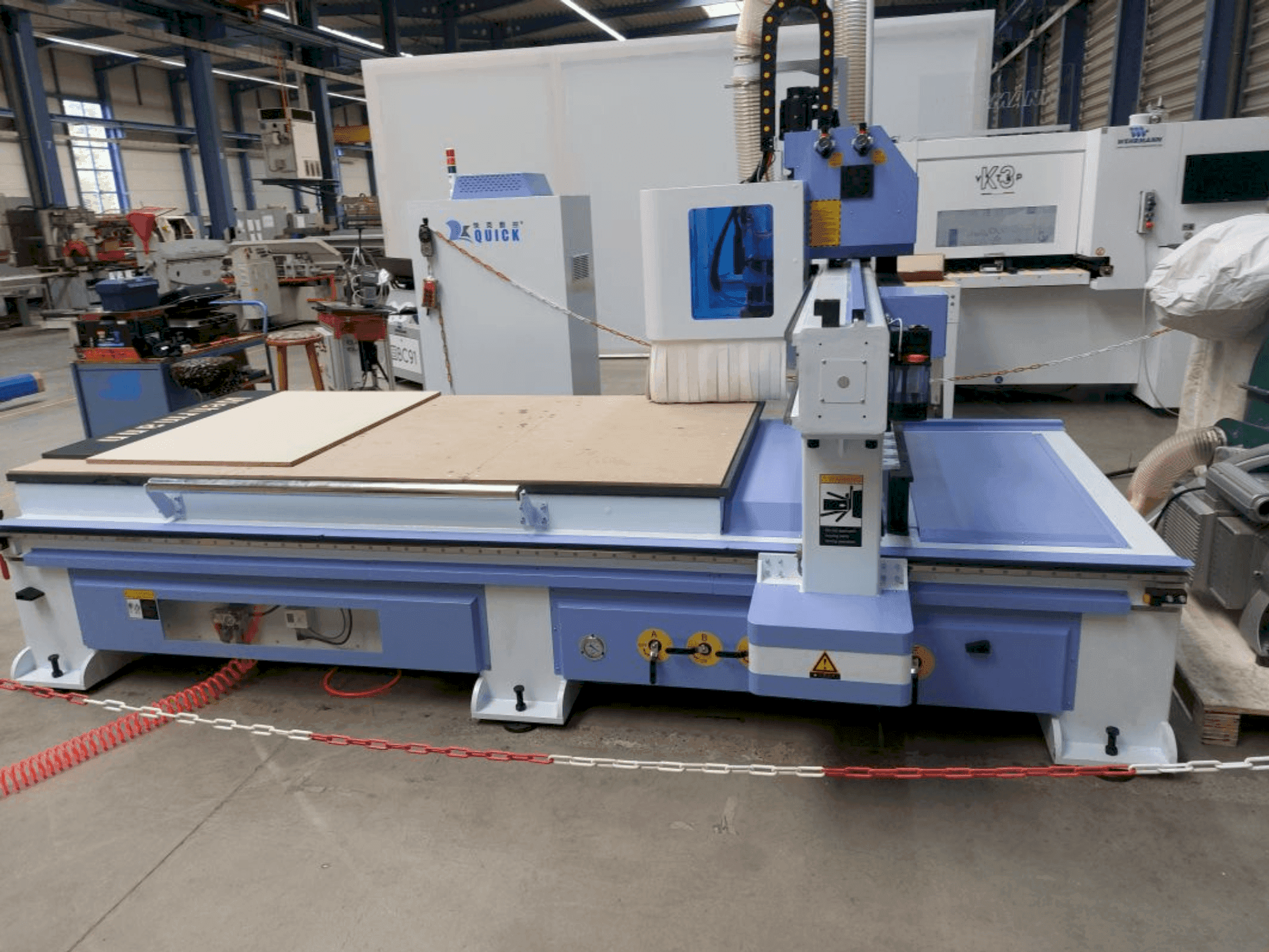 QUICK CNC UE-481 Mašinos vaizdas iš priekio