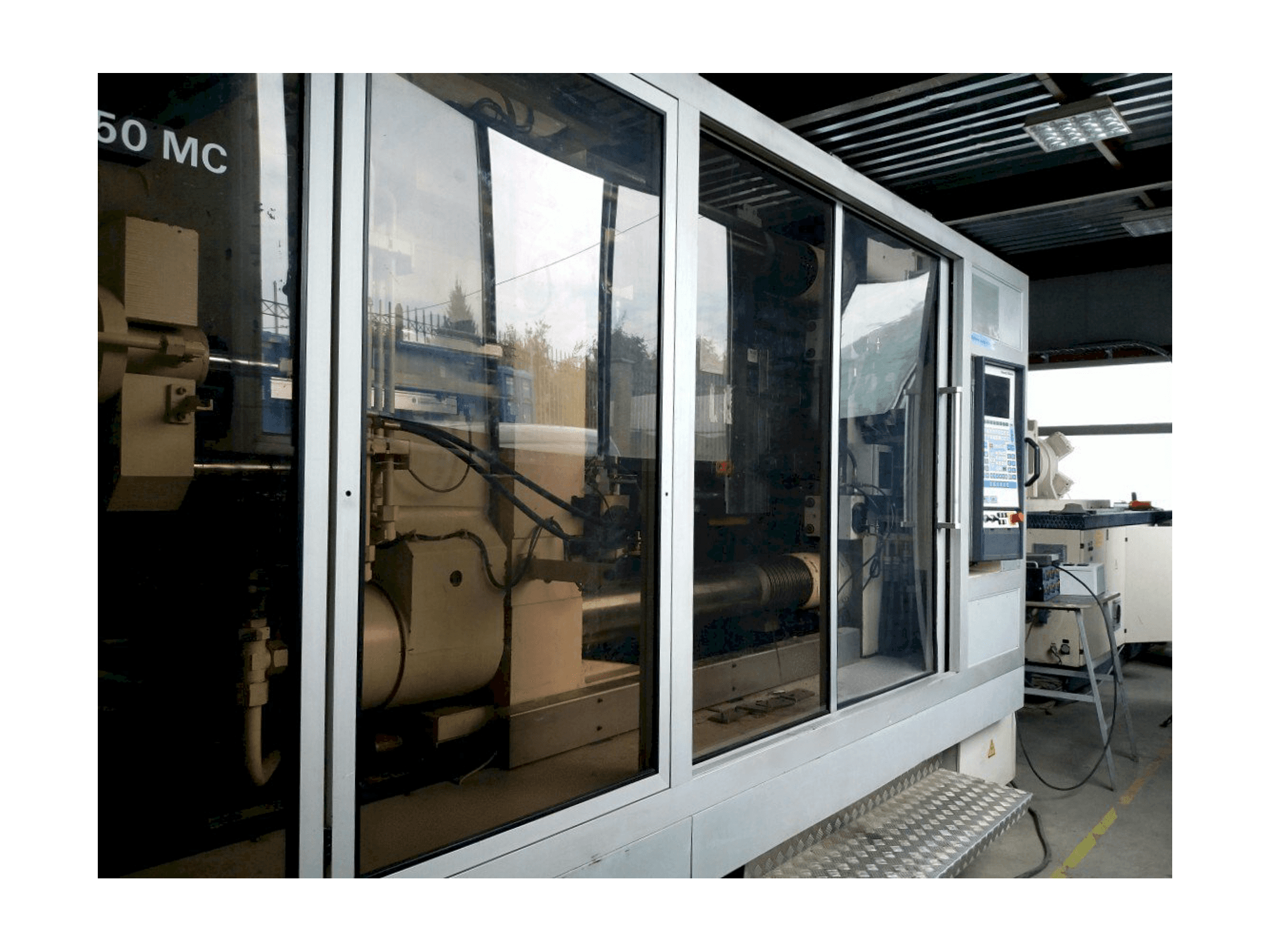 Krauss Maffei KM 800/1330 MC Mašinos vaizdas iš priekio