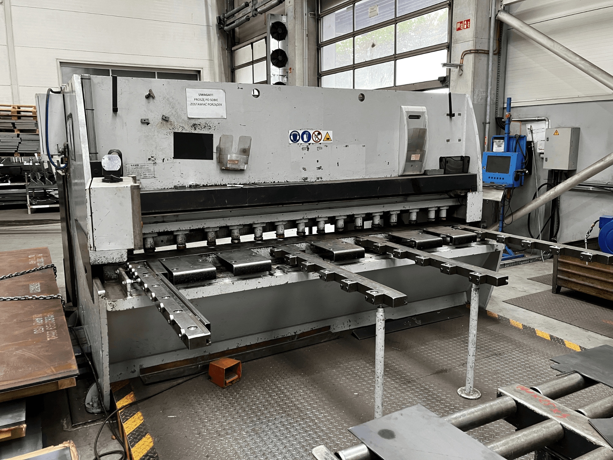 CNC kirpimo staklės LVD MVS-TS 13/31, vaizdas iš priekio, kirpimo peiliai ir valdymo skydelis.
