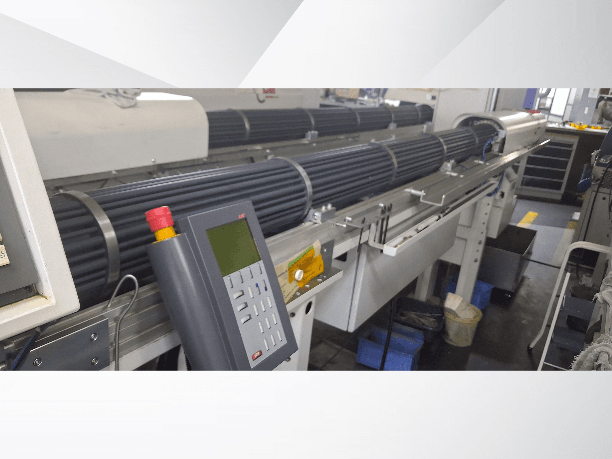 Šveicariško tipo tekinimo staklės TORNOS DECO 10a iš priekio, su valdymo skydeliu ir besisukančiomis statinėmis, skirtomis tiksliam apdirbimui.