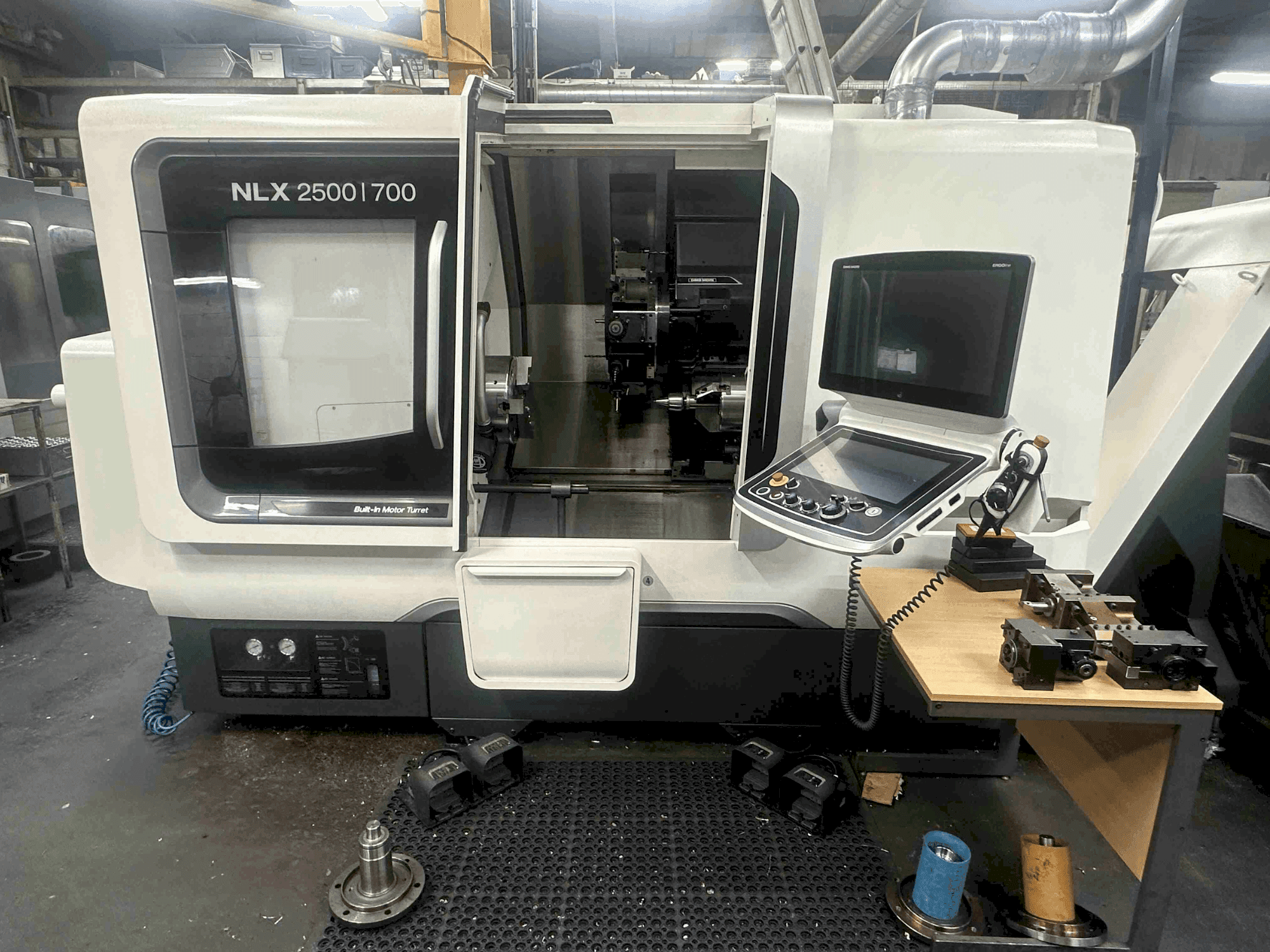 DMG MORI NLX2500SY/700 Mašinos vaizdas iš priekio