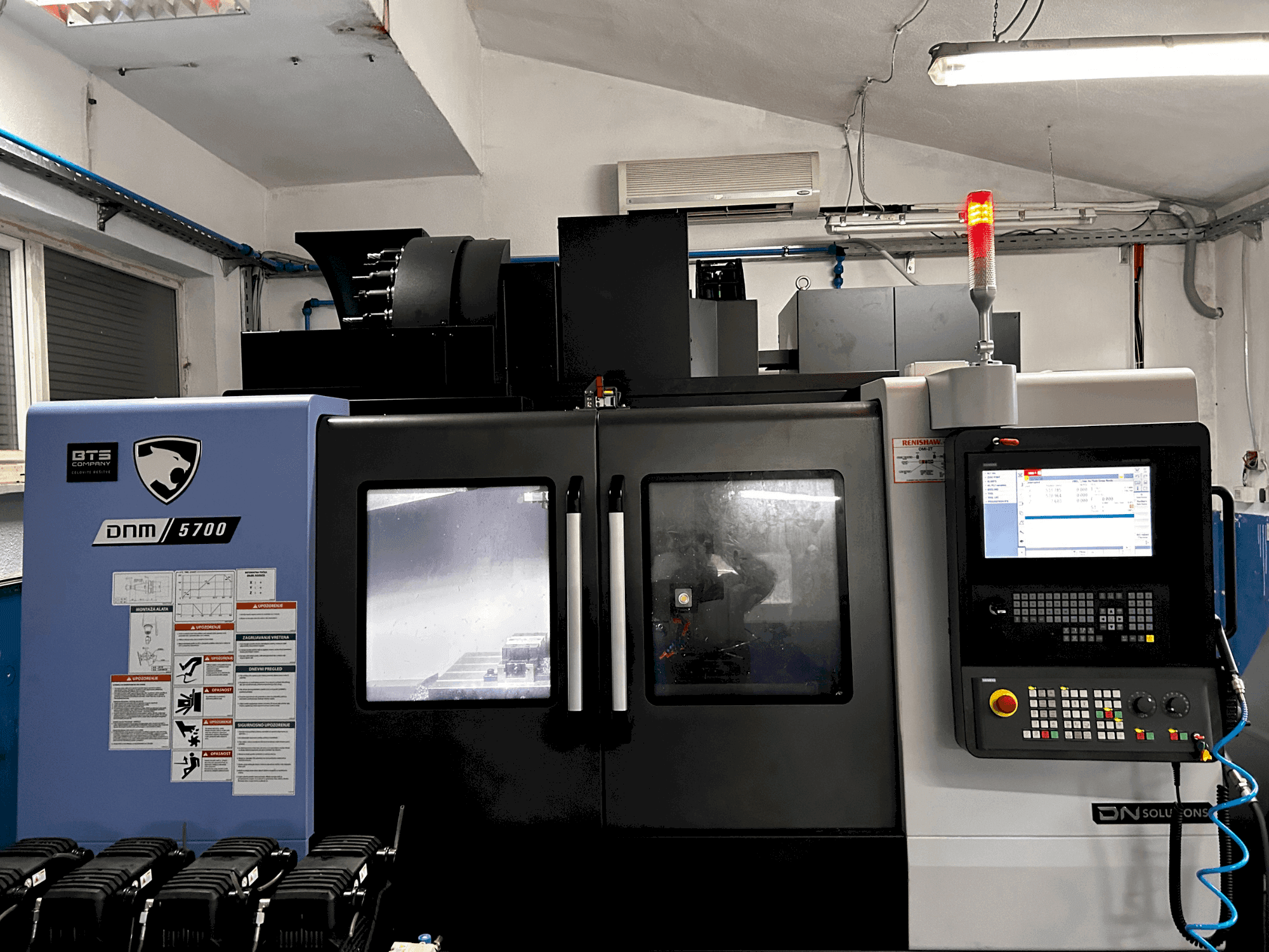 DN SOLUTIONS DNM 5700 Mašinos vaizdas iš priekio