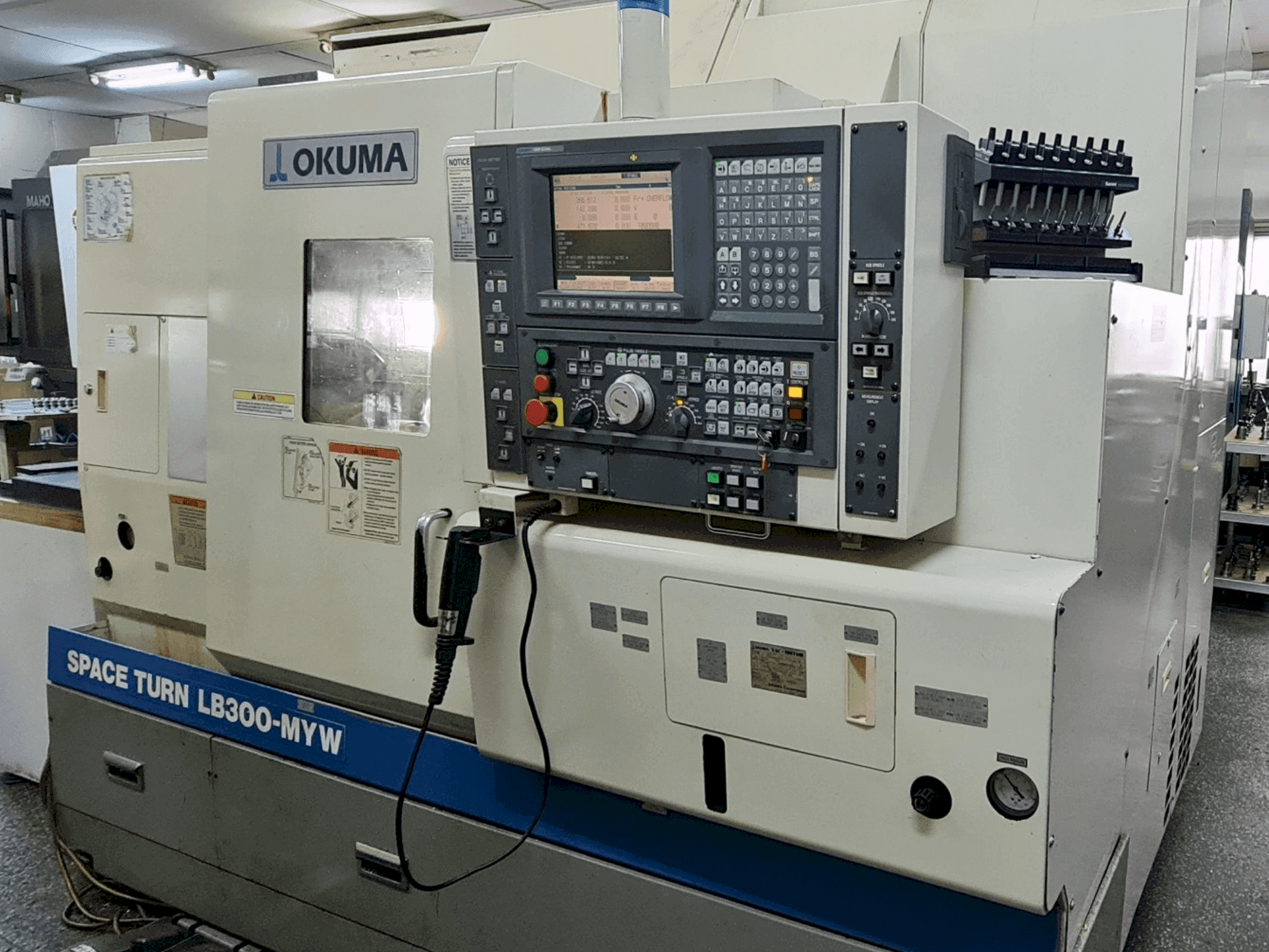 Okuma Space Turn LB 300 MYW Mašinos vaizdas iš priekio