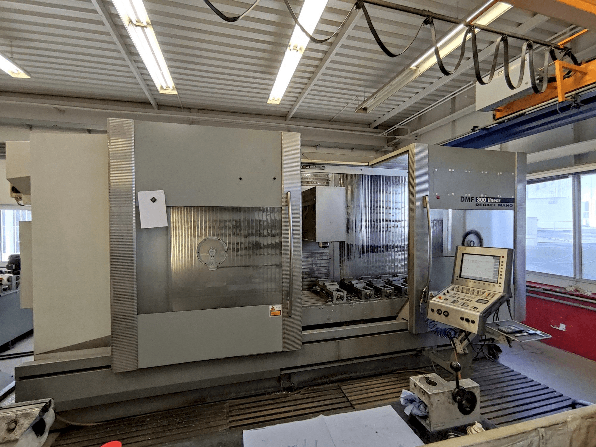 DECKEL MAHO DMF 300 linear Mašinos vaizdas iš priekio