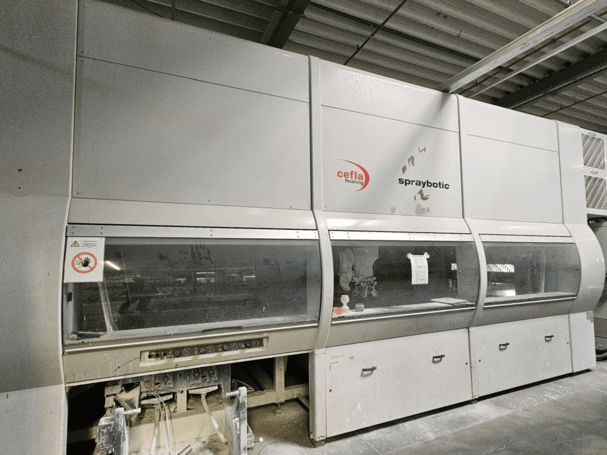 "Cefla Spraybotic MD" medžio gamybos linija, vaizdas iš priekio, matomas valdymo skydelis ir skaidrūs vitrininiai langai.