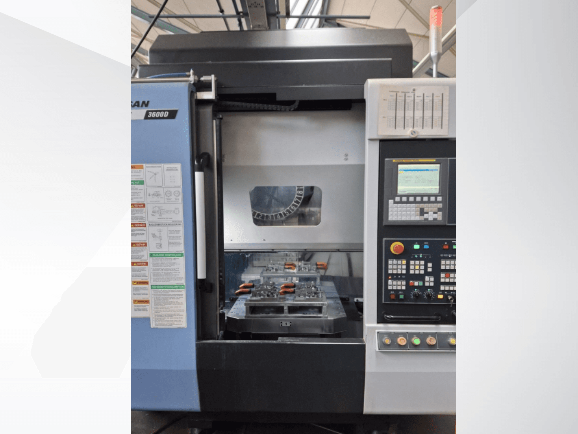 DOOSAN T 3600 D vertikaliojo tekinimo staklės iš priekio, valdymo skydelis ir darbo zona su įrankiais.