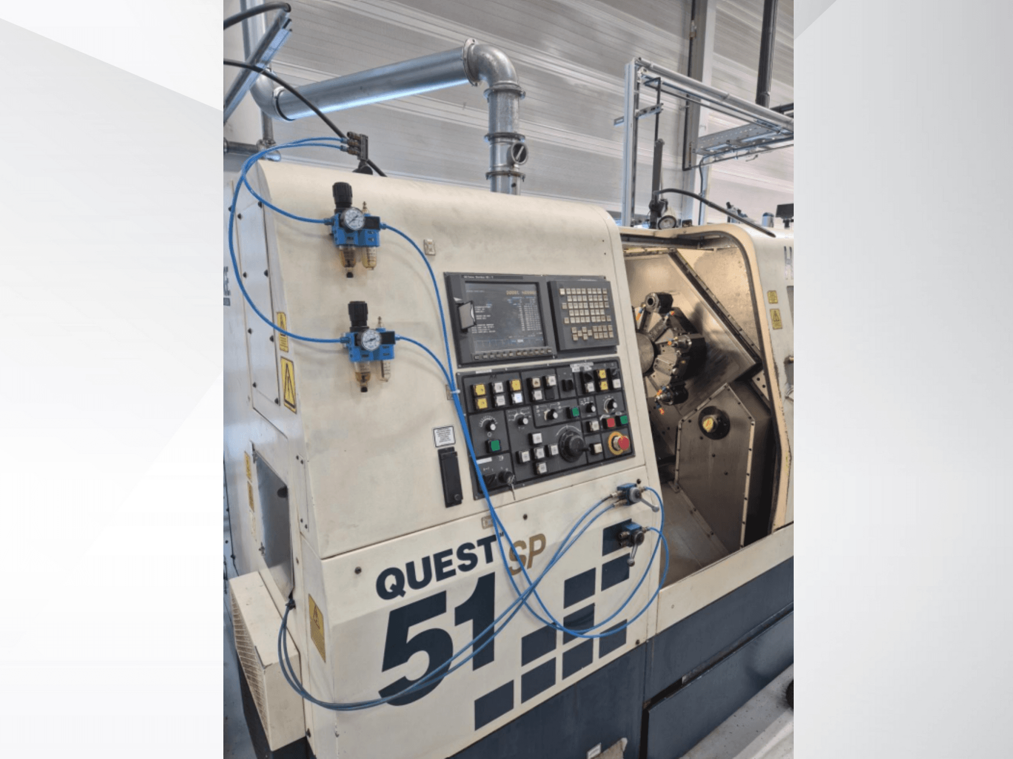Questcp 51 CNC staklių vaizdas iš priekio, valdymo skydelis su mygtukais ir ekranu, pneumatinis valdymas, pramoninis dizainas.