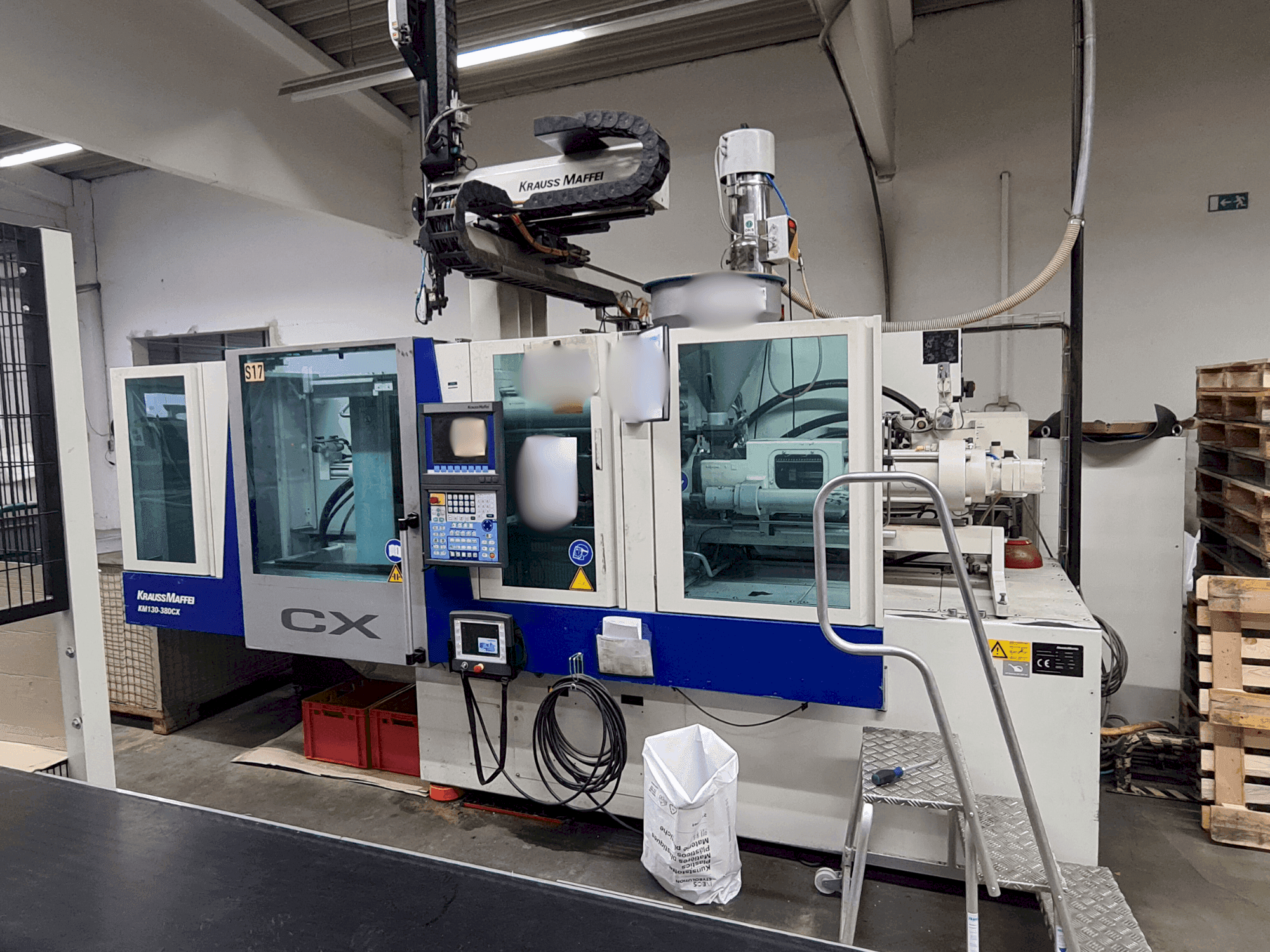 Krauss Maffei 130-380 CX Mašinos vaizdas iš priekio