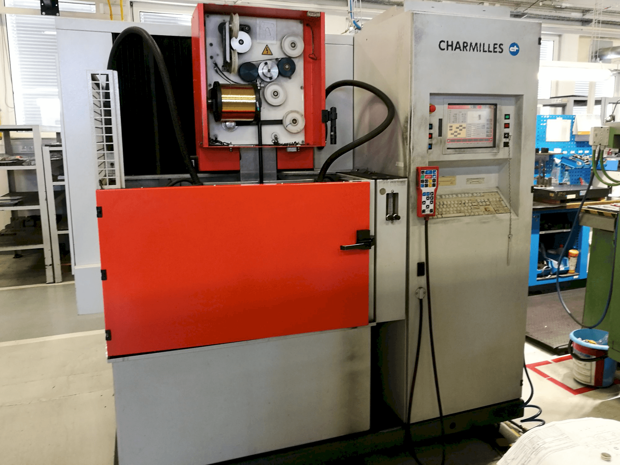 CHARMILLES ROBOFIL 240 SL Mašinos vaizdas iš priekio