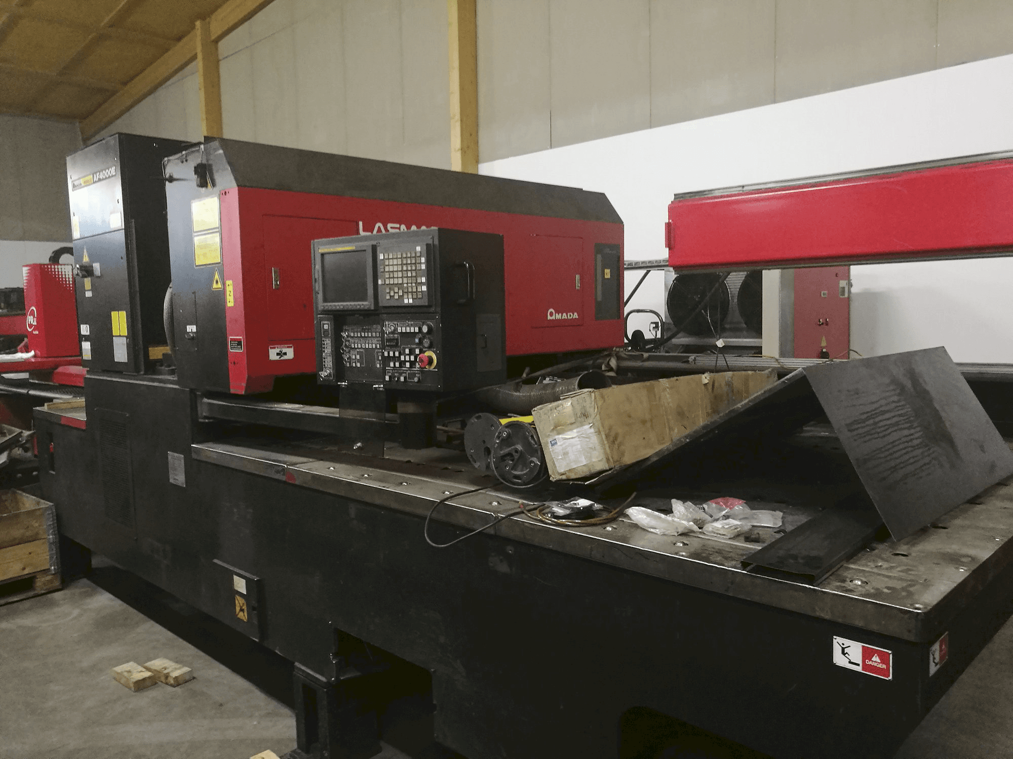 AMADA LC 2415 α3 Mašinos dešinės pusės vaizdas
