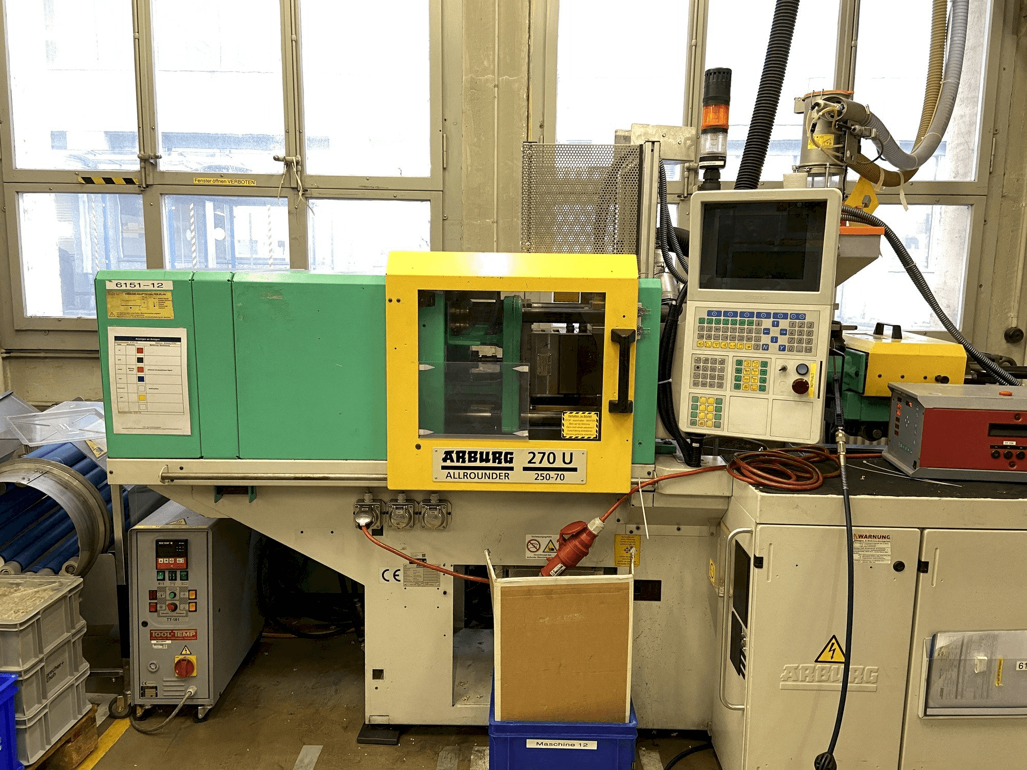 Arburg 270 U 250-70 Mašinos vaizdas iš priekio