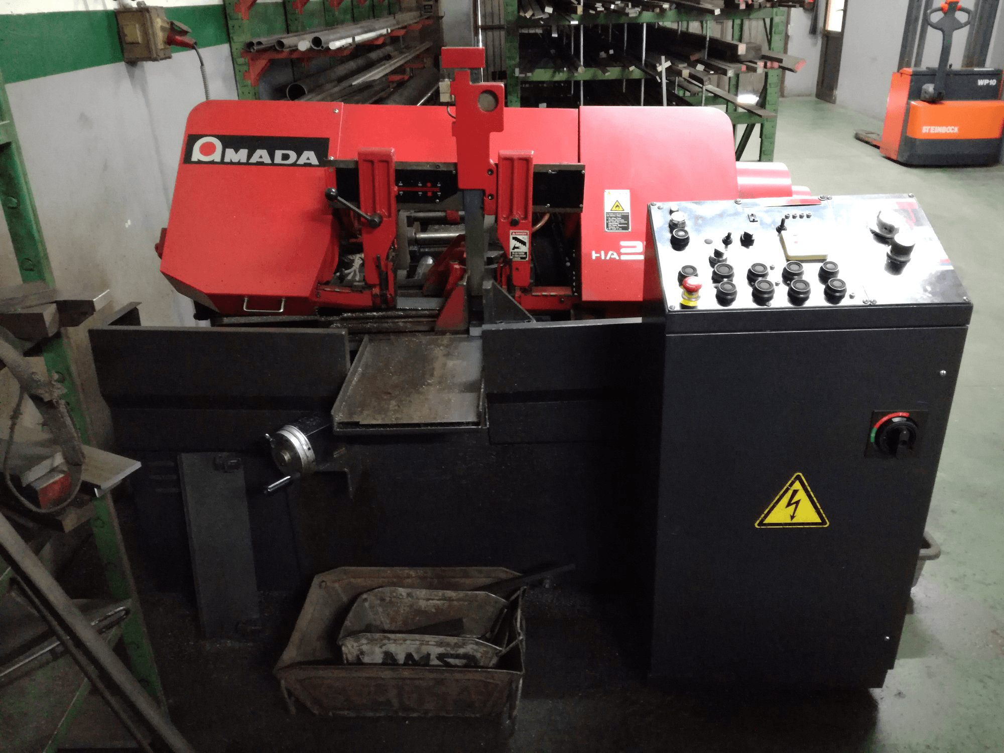 AMADA HA-250W Mašinos vaizdas iš priekio