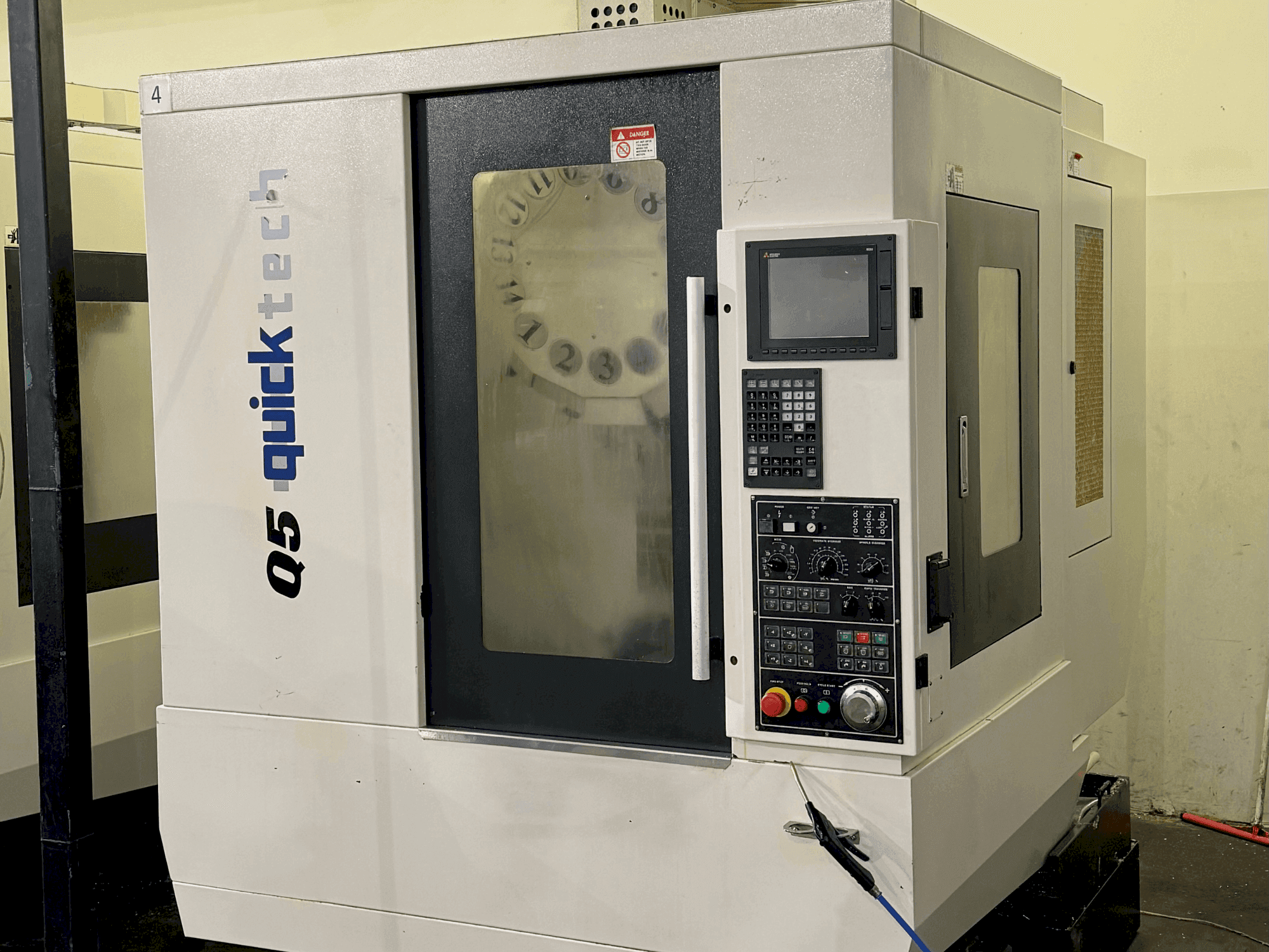 Quick-Tech Q5 Mašinos vaizdas iš priekio