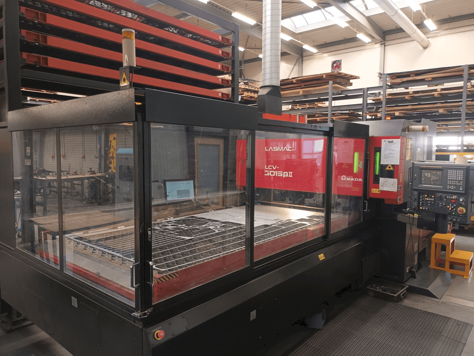 AMADA LCV3015B2 Mašinos vaizdas iš priekio