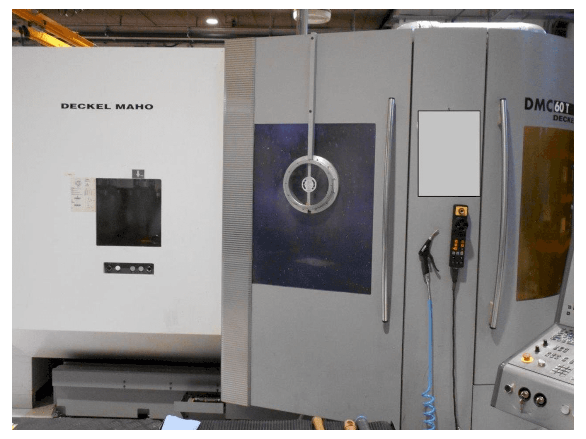DECKEL MAHO DMC 60T Mašinos vaizdas iš priekio