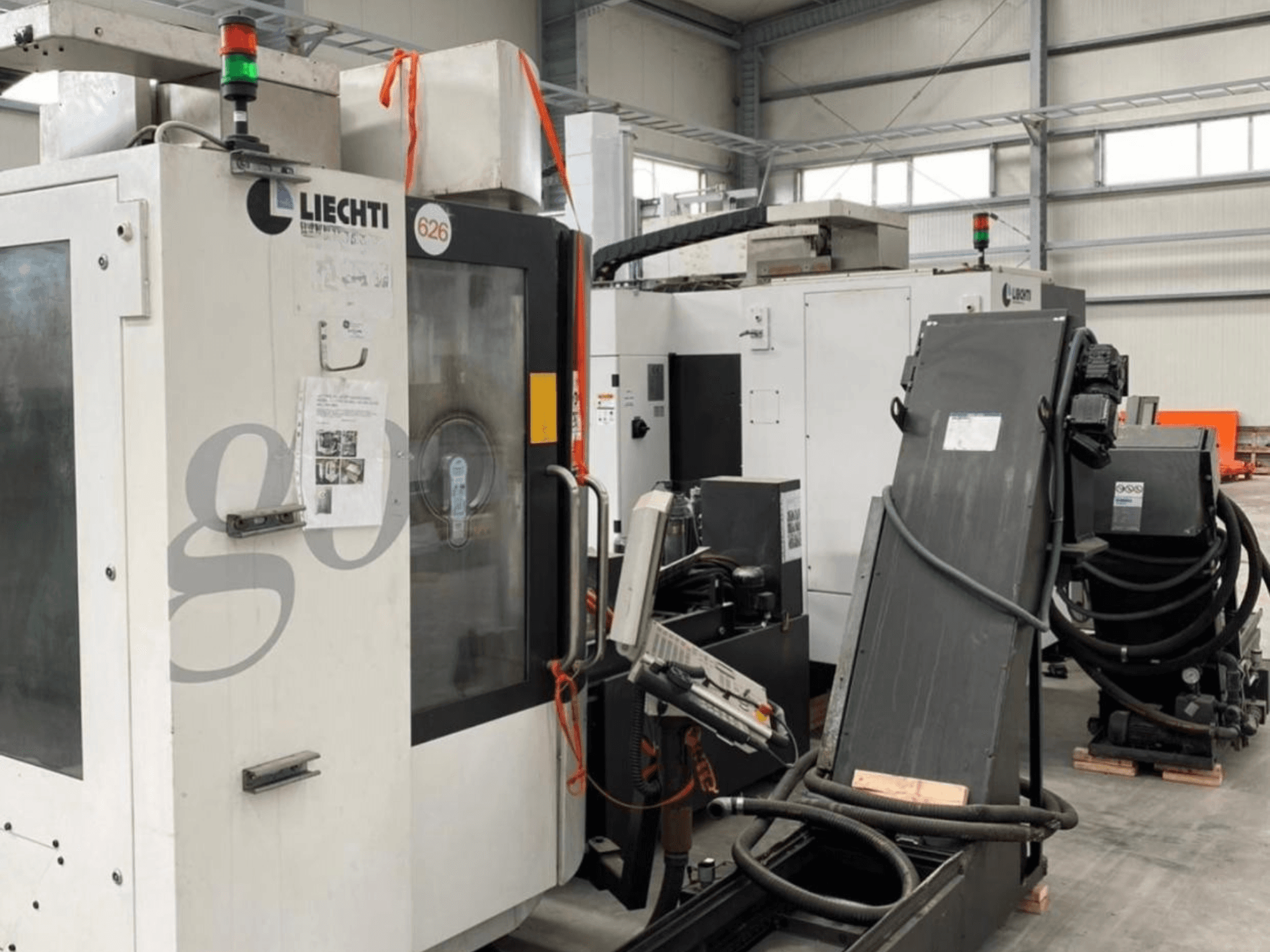 Vertikalaus apdirbimo centras "Liechti go-Mill 350", vaizdas iš priekio, valdymo skydelis ir kampinis detalių laikiklis.