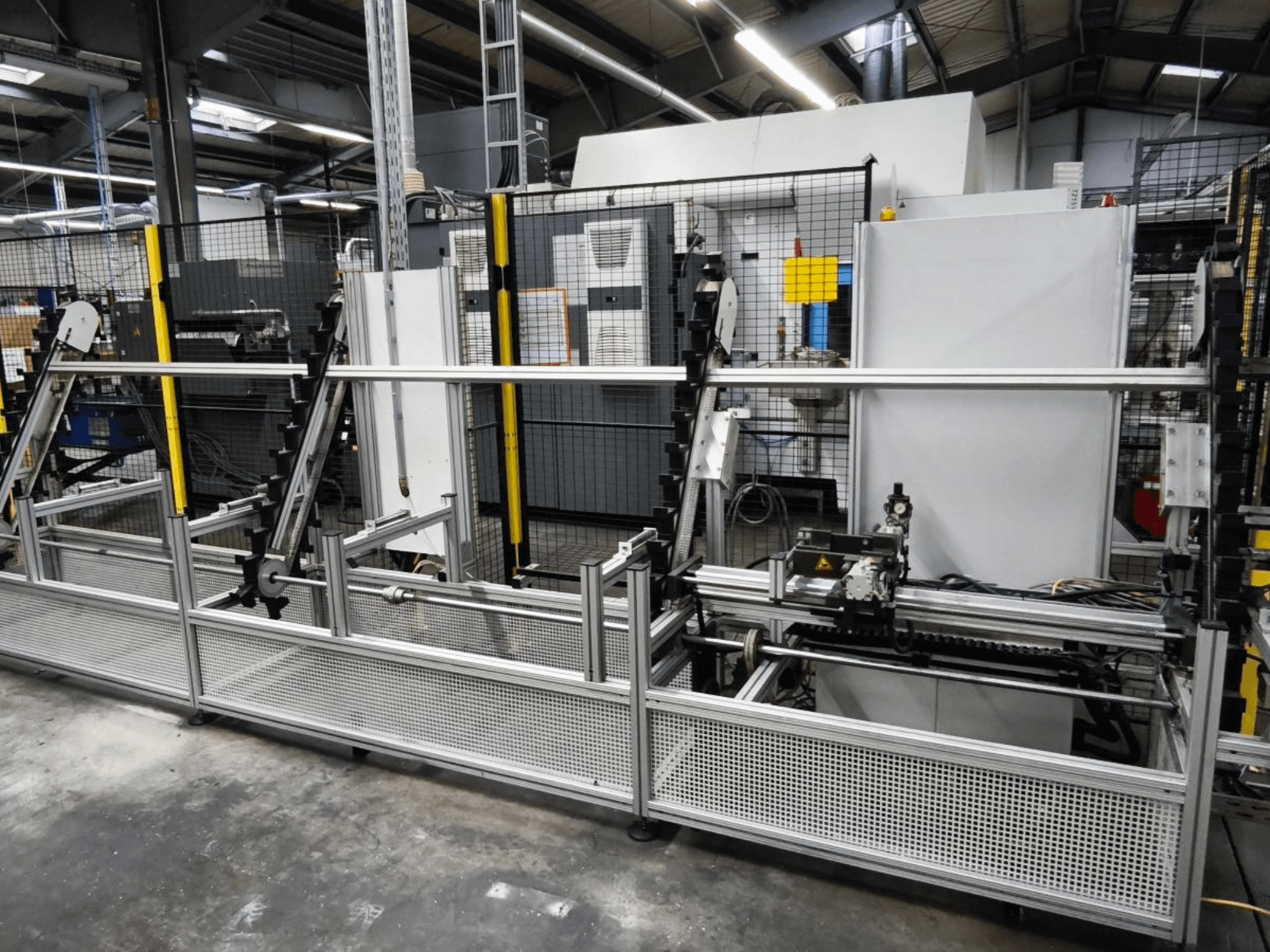 LOHMEIER Schräglademagazin ruošinių tvarkymo sistemos vaizdas iš priekio, demonstruojanti metalinę konstrukciją ir integruotus mechaninius komponentus.