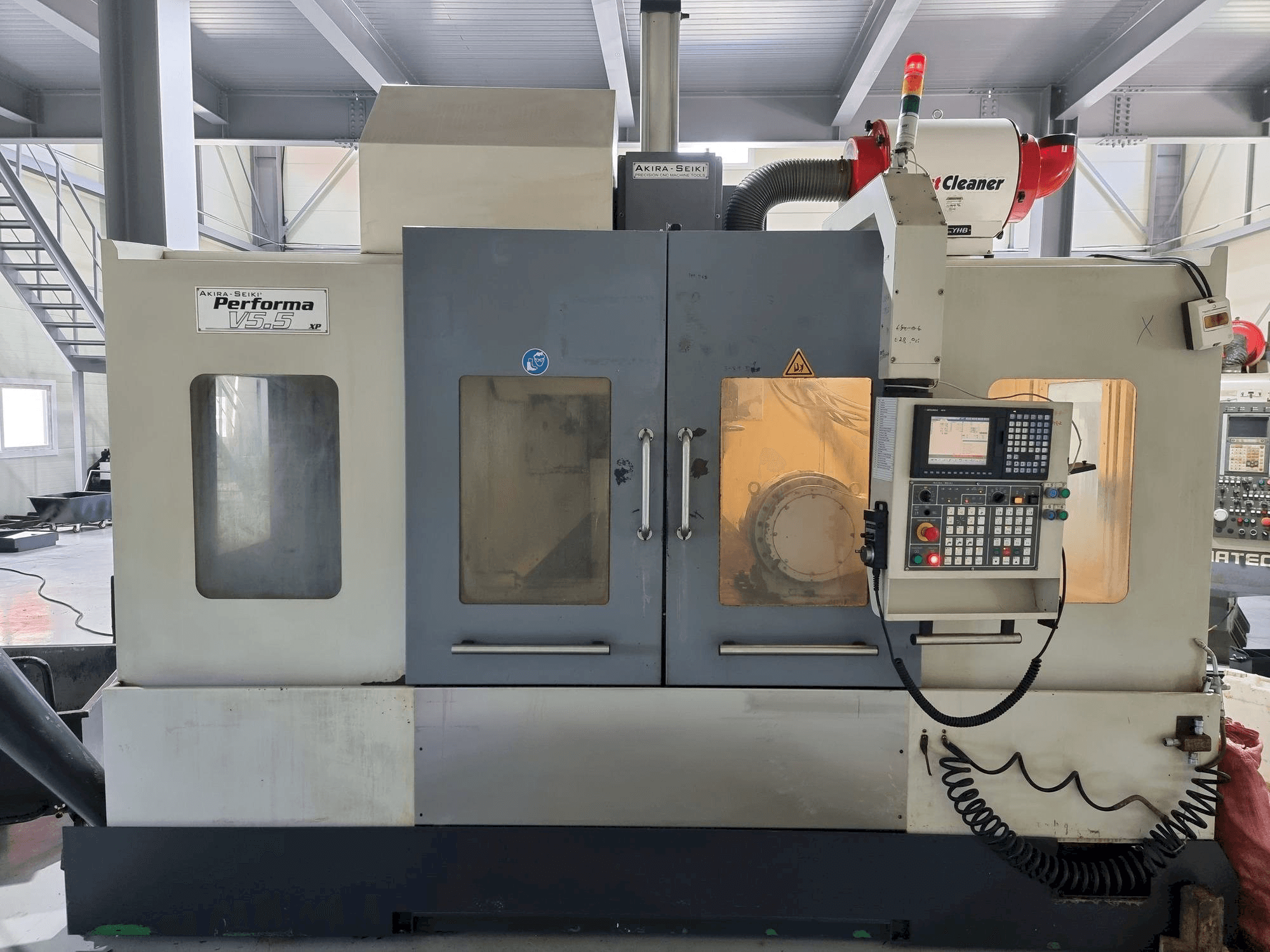 Akira Seiki V5.5 Mašinos vaizdas iš priekio