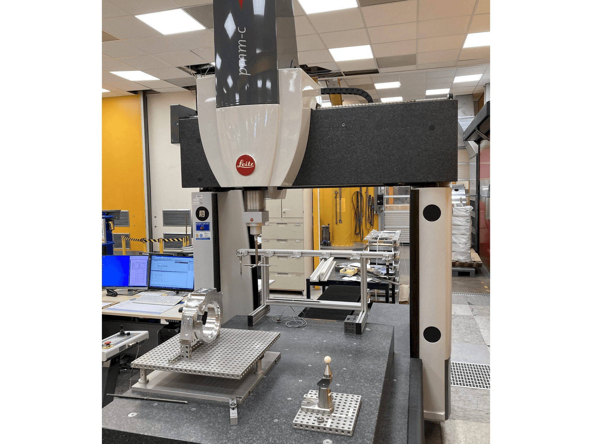 Hexagon Leitz PMM-C Mašinos vaizdas iš priekio