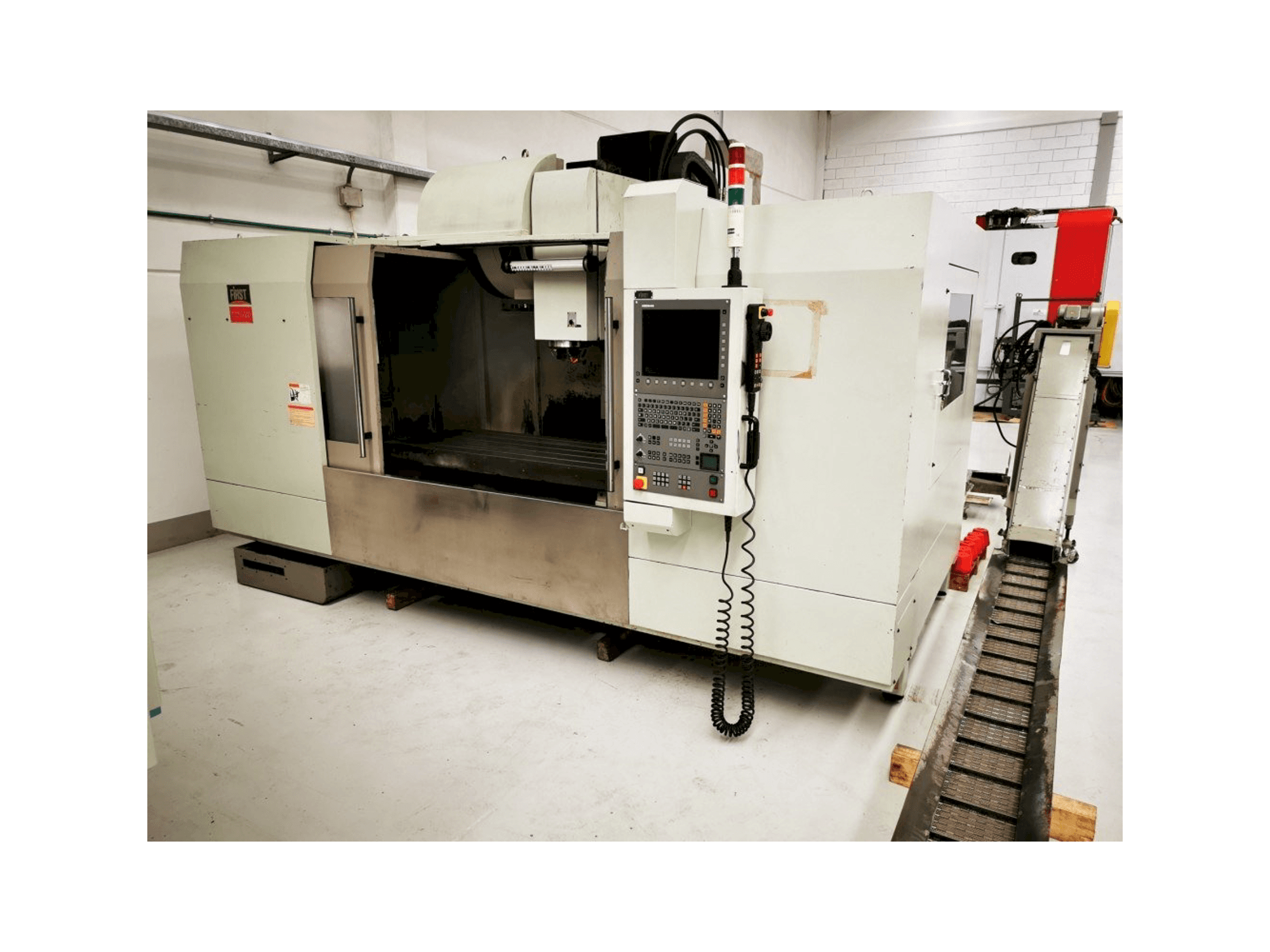 FIRST MCV 1500 Mašinos vaizdas iš priekio