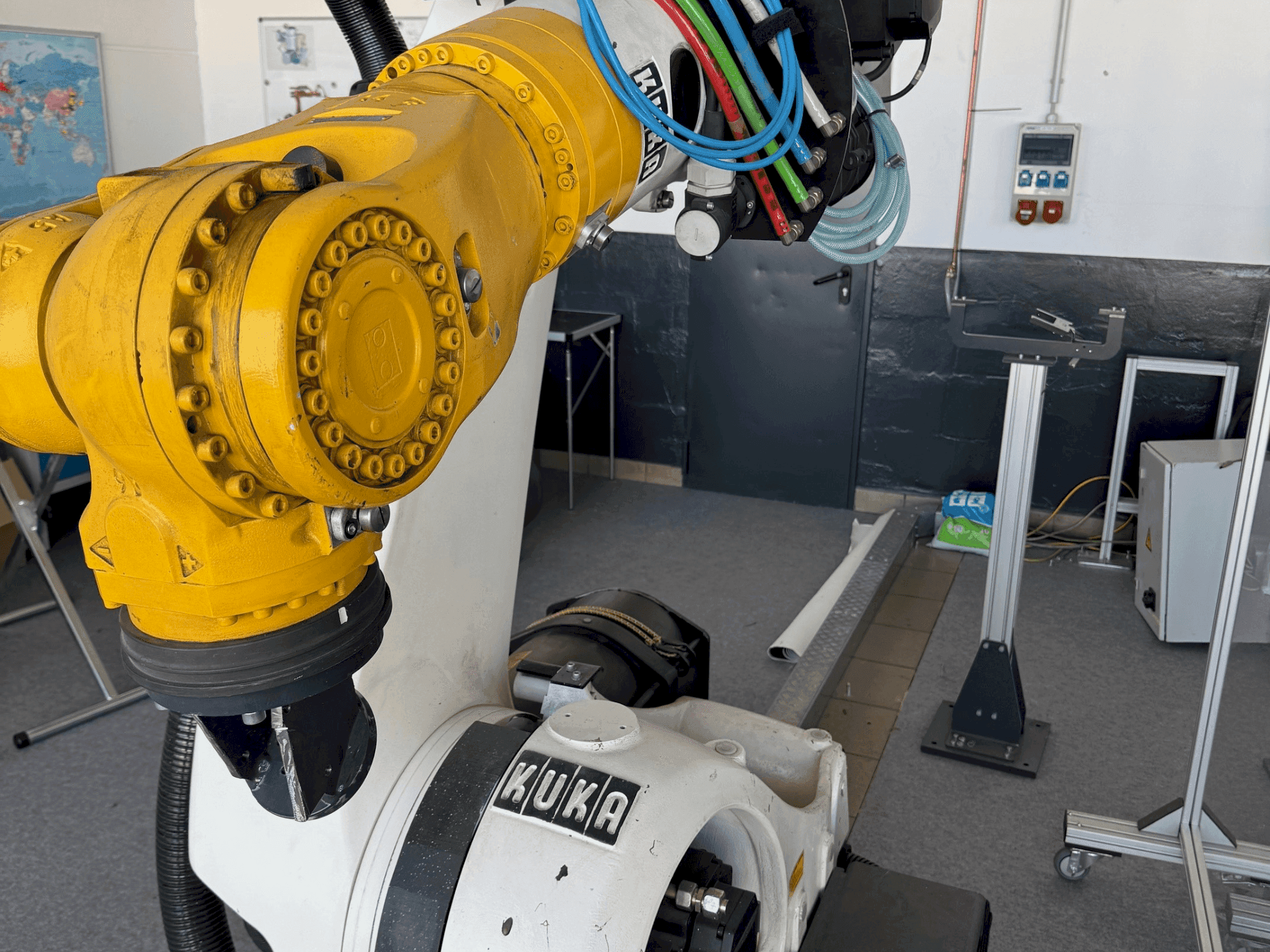 KUKA KR210 2000-2 Mašinos vaizdas iš priekio