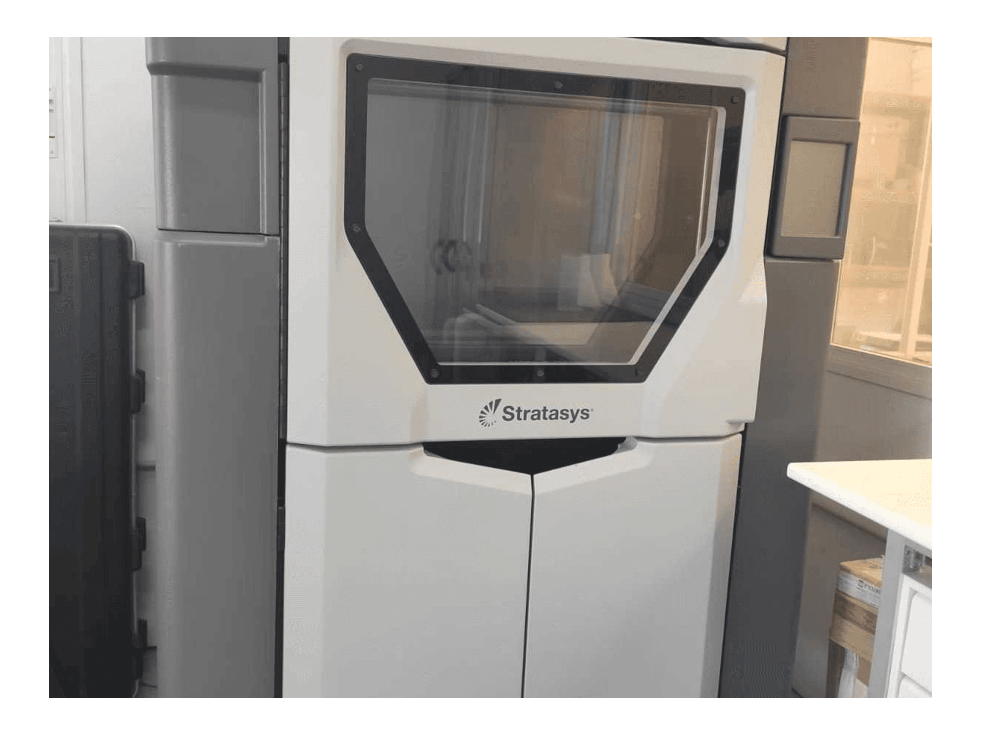 Stratasys Fortus 450MC Mašinos vaizdas iš priekio