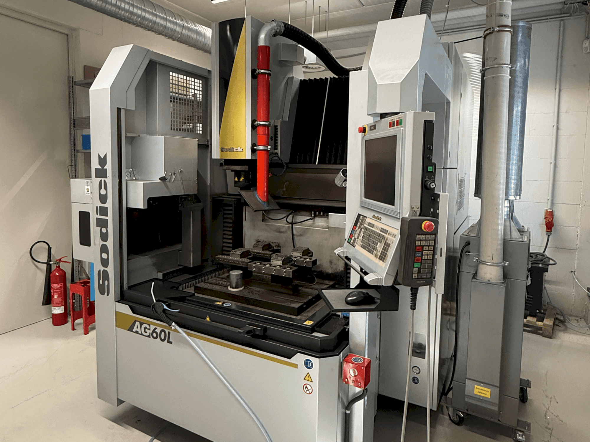 Sodick AG60L Mašinos vaizdas iš priekio