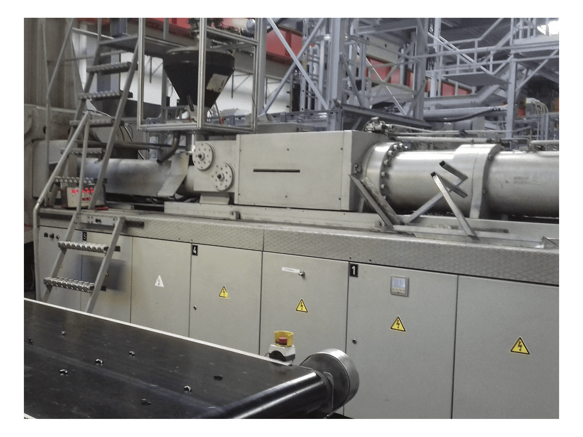 Krauss Maffei 650-4350 BM Mašinos vaizdas iš dešinės pusės