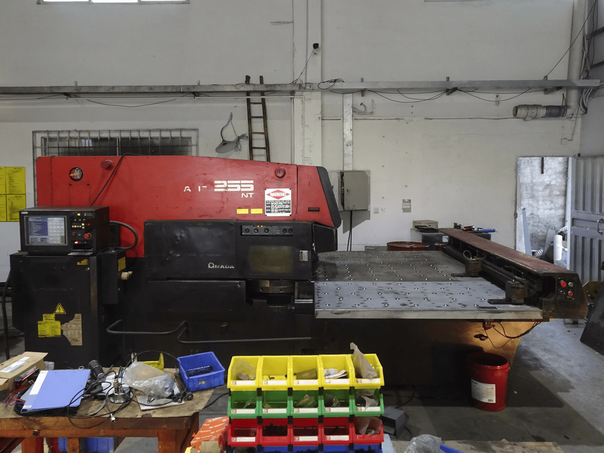 AMADA ARIES 255NT Mašinos vaizdas iš priekio