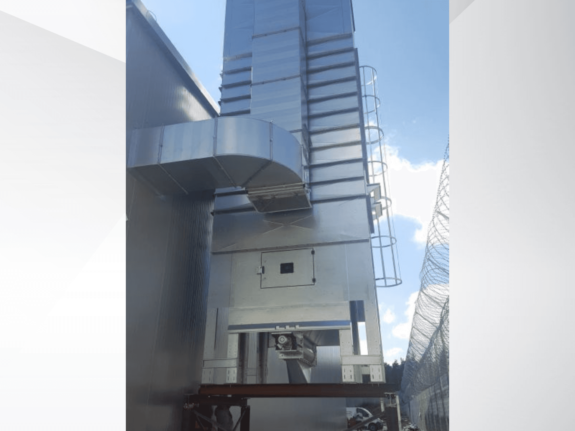 NAWARA RUBIN 2030 medienos mašina, šoninis vaizdas, kuriame matyti metalinė konstrukcija ir ortakiai mėlyno dangaus fone.