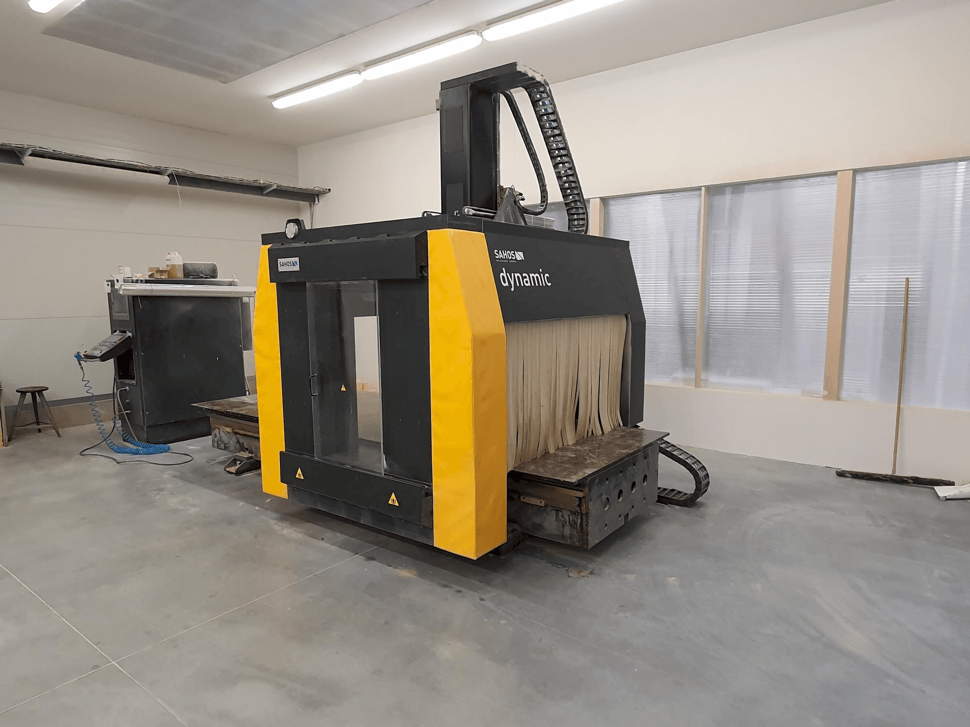 Sahos Dynamic FC 3000 CNC 5X Mašinos vaizdas iš priekio